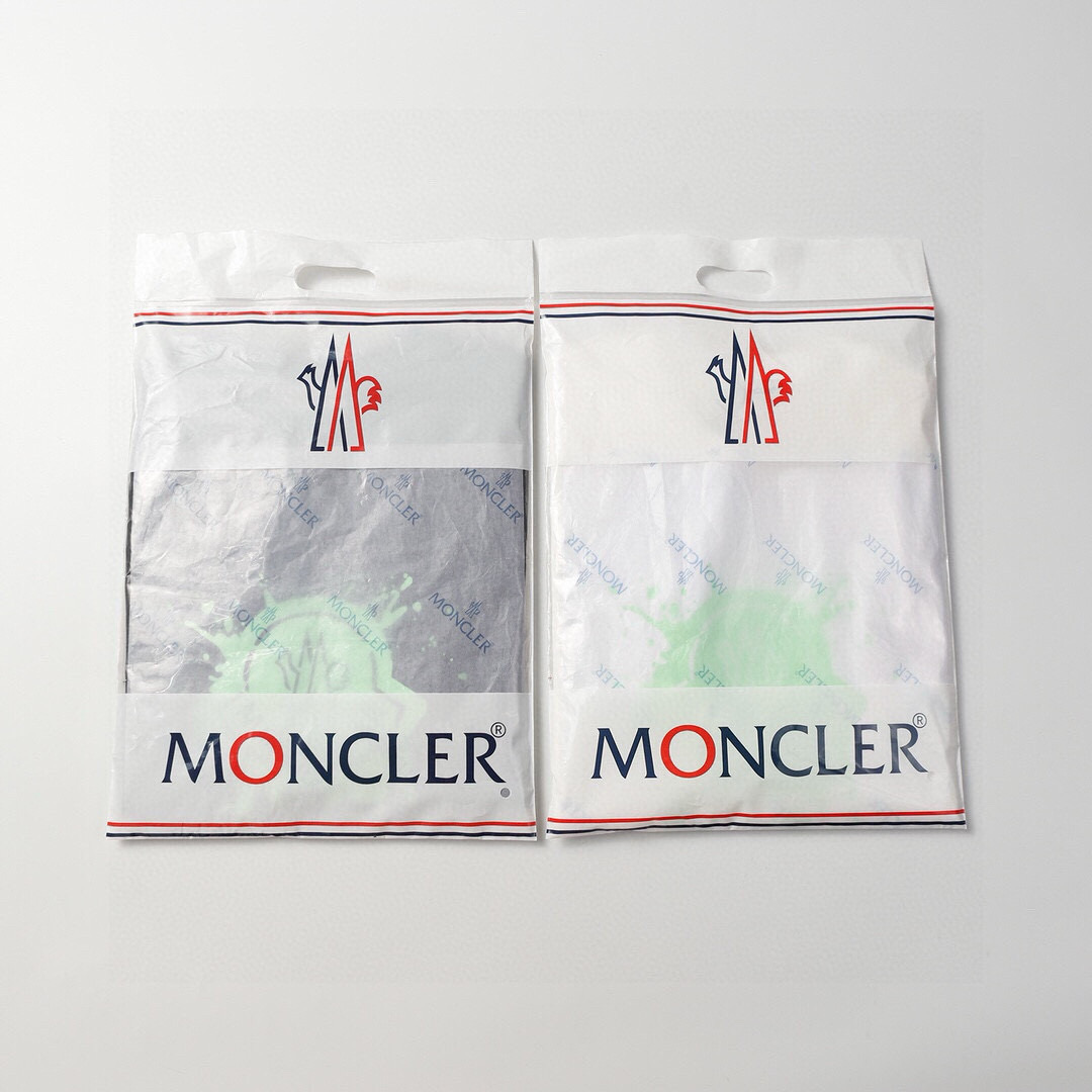 ‼️特价清💰41 款号：838（齐码 库存足）
〈MONCLER〉蒙口的价格其实蛮有优势的 去过专柜的应该都知道蒙口的价格不会比gucci burberry 便宜多少 只是相对低调 不愿意炒作 一幅你们爱买不买的 孤傲的存在...

独家定制280克32支双纱纯棉面料 
质感非常柔软舒服 100%区别市场的顶级面料(不缩水 不变形 不起球)

搭配350克1*1螺纹(面料螺纹同缸定染无色差 螺纹不易变形)

颜色：黑色 杏色
码数：S-XL