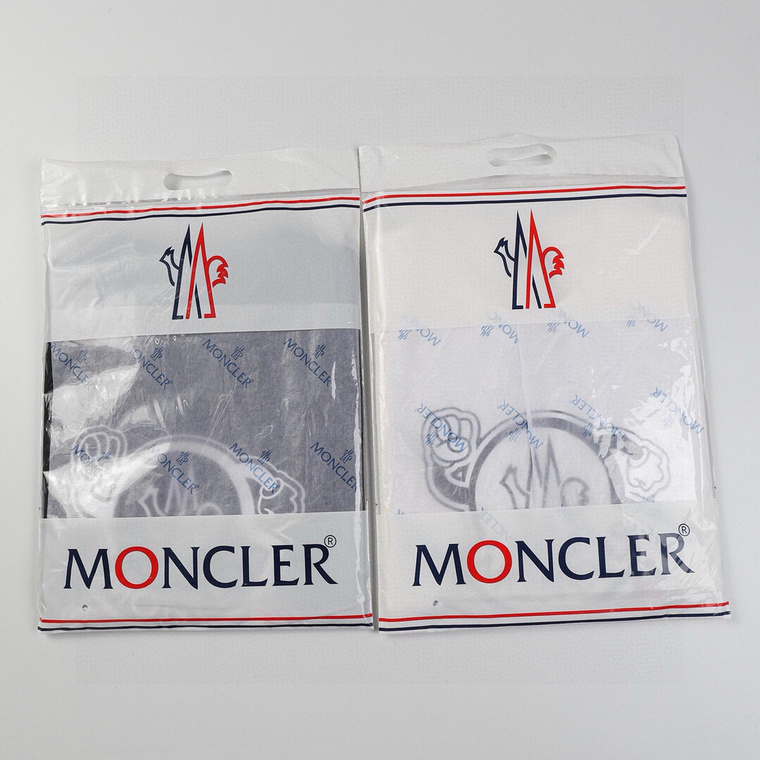 ️特价清 (黑色剩S.M 白色齐码) 款号:804 〈MONCLER〉蒙口的价格其实蛮有优势的 去过专柜的应该都知道蒙口的价格不会比gucci burberry 便宜多少 只是相对低调 不愿意炒作 一幅你们爱买不买的 孤傲的存在 独家定制270克32支双纱滑爽棉 质感非常柔软舒服 100%区别市场的顶级面料(不缩水 不变形 不起球) 搭配320克1*1螺纹(面料螺纹同缸定染无色差 螺纹不易变形) 颜色:黑色 白色