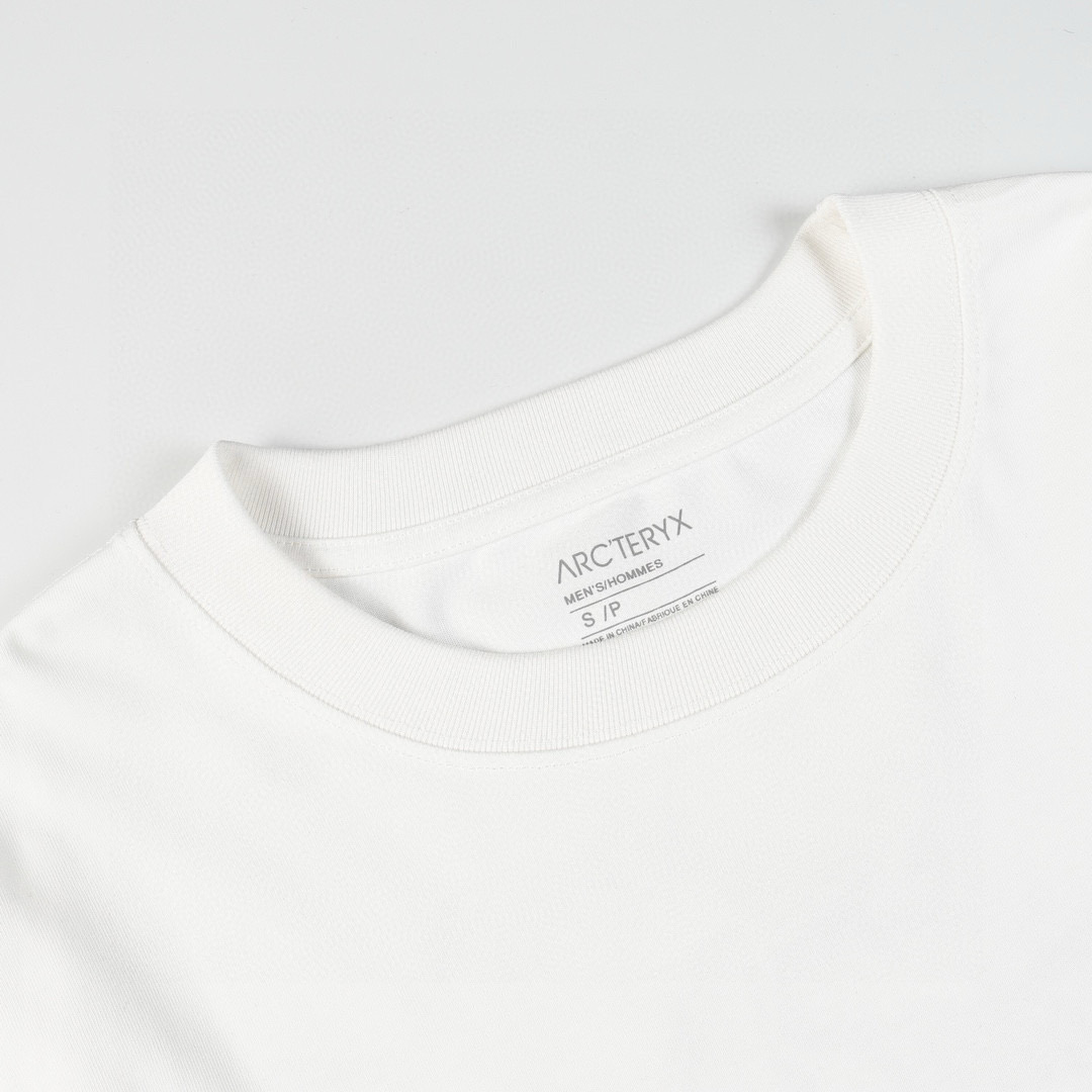 P89💰
(跑量价)款号:L088
Arctetyx 始祖鸟 Archaeopteryx彩色浮雕长袖
✅原版定制辅料 吊牌 包装袋 贴纸 洗水唛 防尘纸
✅260克双纱面料搭配400克重磅螺纹
✅原版贴纸 扫码可进官网
✅大版型宽松有型 最大可穿220斤
颜色:白色 黑色
尺码 S M L XL
衣长 70 72 74 76
胸围 120 124 128 132
袖长 61 62 63 64
肩宽 49 51 53 55