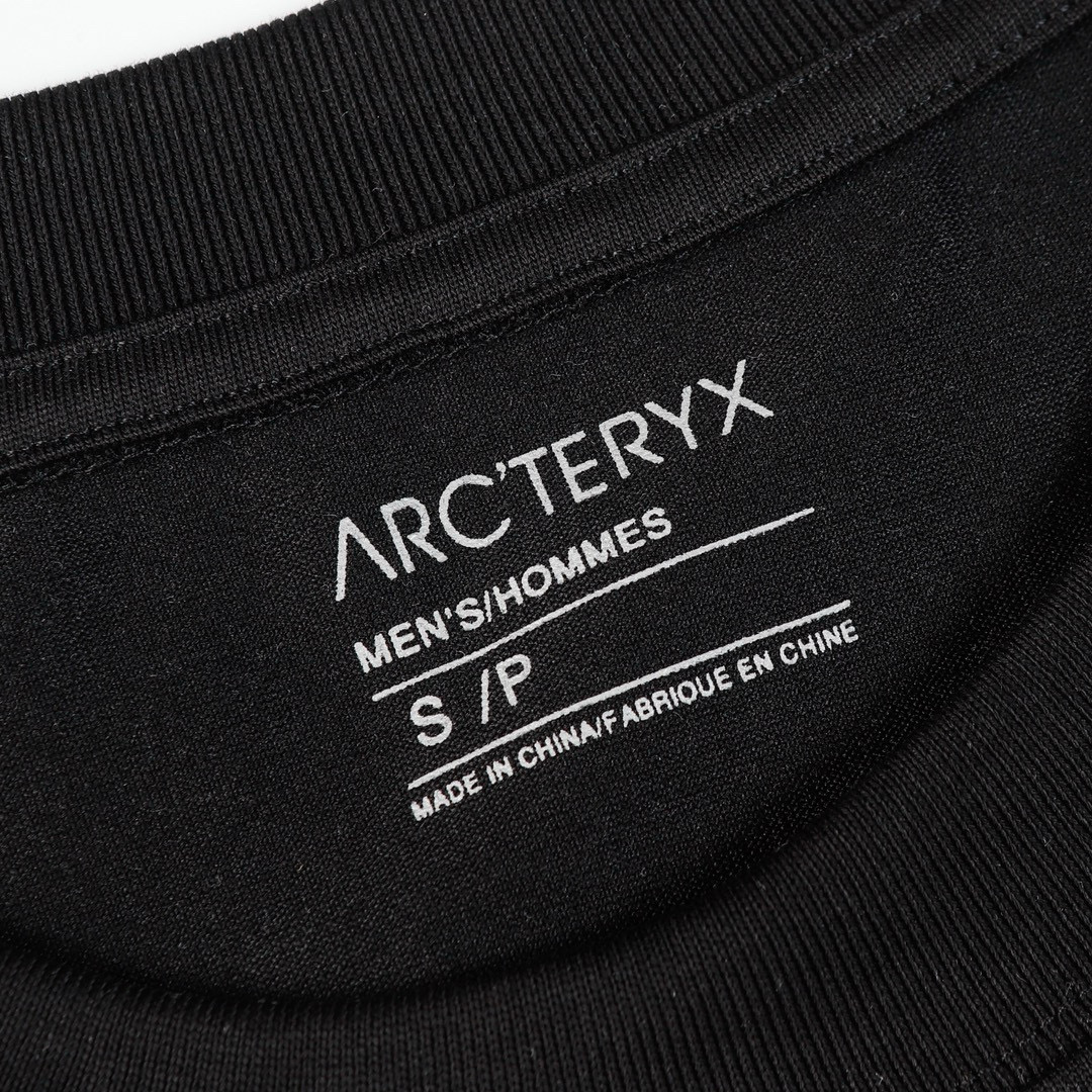 P89💰
（跑量价）款号：L088
Arctetyx 始祖鸟 Archaeopteryx彩色浮雕长袖

✅原版定制辅料  吊牌 包装袋 贴纸  洗水唛 防尘纸

✅260克双纱面料搭配400克重磅螺纹

✅原版贴纸 扫码可进官网

✅大版型宽松有型 最大可穿220斤

颜色：白色 黑色 
尺码   S      M     L      XL
衣长  70    72    74    76
胸围 120  124  128  132
袖长  61    62    63   64
肩宽  49   51    53    55