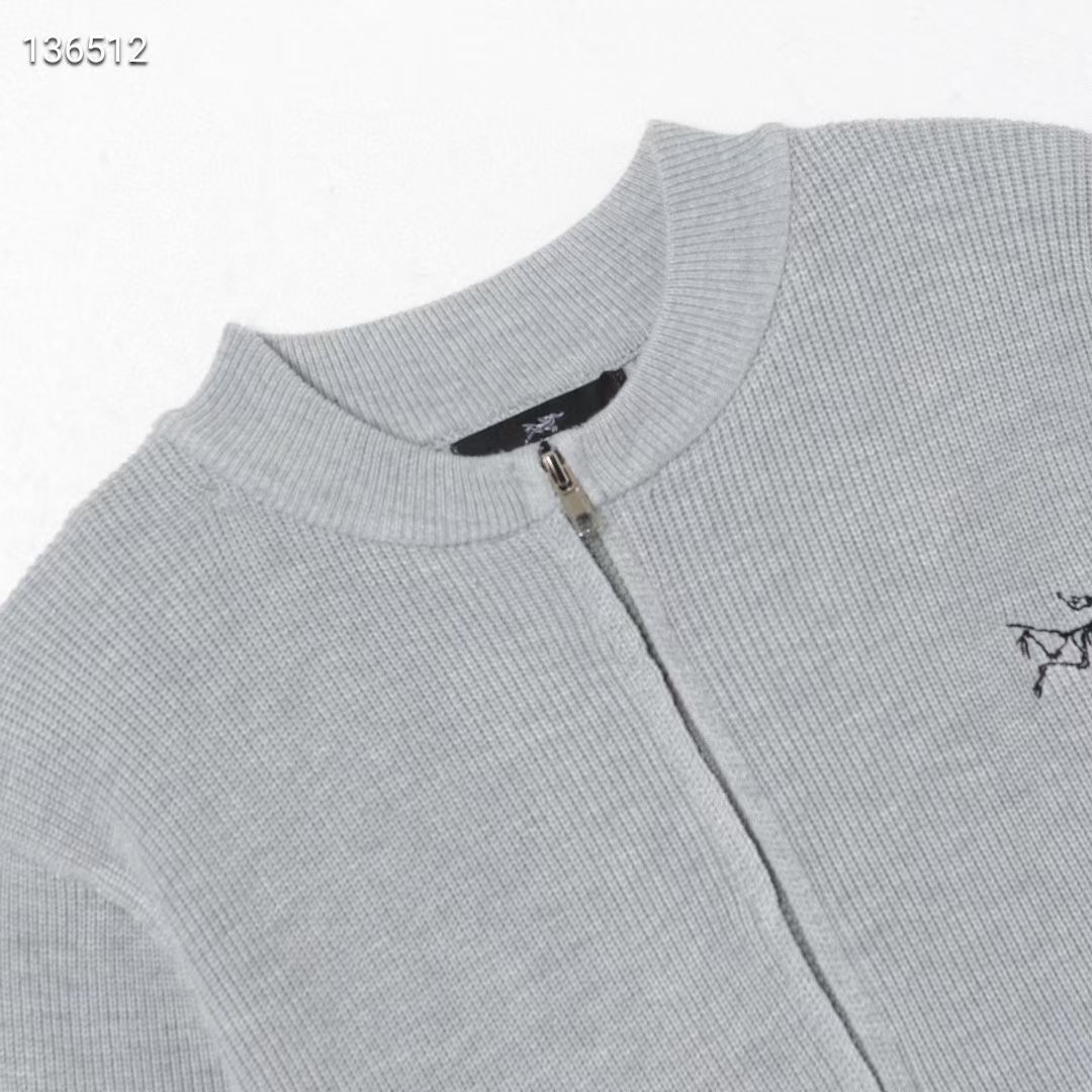 P99💰(齐码)款号:L091
ARCTERYX始祖鸟限量款针织绣花logo拉链开衫毛衣
-单品采用定染定纺纱线、购入原版打造 全套定制辅料 细节决定成败 重磅秋冬新款 单品克重高达700余克 柔软细腻不扎身 上身效果非常nice 宽松版型 男女同款
-颜色:黑色 灰色 咖色 米色
-尺码:S / M/ L /XL
S码胸围104 肩宽44 衣长69 袖长63
M码胸围110 肩宽45 衣长71 袖长64
L码胸围116 肩宽46 衣长73 袖长65
XL码胸围122 肩宽47 衣长75 袖长66