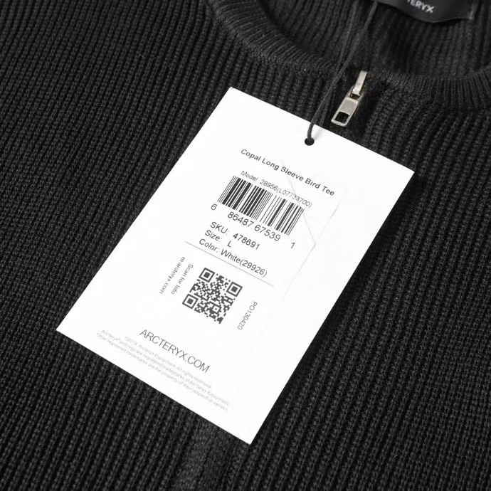 P99💰
齐码）款号：L091
ARCTERYX始祖鸟限量款针织绣花logo拉链开衫毛衣
-单品采用定染定纺纱线、购入原版打造 全套定制辅料 细节决定成败 重磅秋冬新款 单品克重高达700余克 柔软细腻不扎身  上身效果非常nice  宽松版型 男女同款 
-颜色：黑色 灰色 咖色 米色
-尺码：S / M/ Ｌ /XL
S码胸围104   肩宽44   衣长69   袖长63
M码胸围110   肩宽45   衣长71    袖长64
Ｌ码胸围116   肩宽46   衣长73   袖长65
XL码胸围122  肩宽47   衣长75    袖长66
