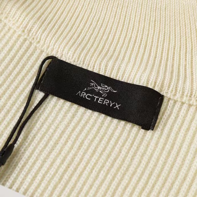 P99💰
（齐码）款号：L091
ARCTERYX始祖鸟限量款针织绣花logo拉链开衫毛衣
-单品采用定染定纺纱线、购入原版打造 全套定制辅料 细节决定成败 重磅秋冬新款 单品克重高达700余克 柔软细腻不扎身  上身效果非常nice  宽松版型 男女同款 
-颜色：黑色 灰色 咖色 米色
-尺码：S / M/ Ｌ /XL
S码胸围104   肩宽44   衣长69   袖长63
M码胸围110   肩宽45   衣长71    袖长64
Ｌ码胸围116   肩宽46   衣长73   袖长65
XL码胸围122  肩宽47   衣长75    袖长66