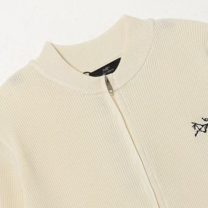 P99💰
（齐码）款号：L091
ARCTERYX始祖鸟限量款针织绣花logo拉链开衫毛衣
-单品采用定染定纺纱线、购入原版打造 全套定制辅料 细节决定成败 重磅秋冬新款 单品克重高达700余克 柔软细腻不扎身  上身效果非常nice  宽松版型 男女同款 
-颜色：黑色 灰色 咖色 米色
-尺码：S / M/ Ｌ /XL
S码胸围104   肩宽44   衣长69   袖长63
M码胸围110   肩宽45   衣长71    袖长64
Ｌ码胸围116   肩宽46   衣长73   袖长65
XL码胸围122  肩宽47   衣长75    袖长66