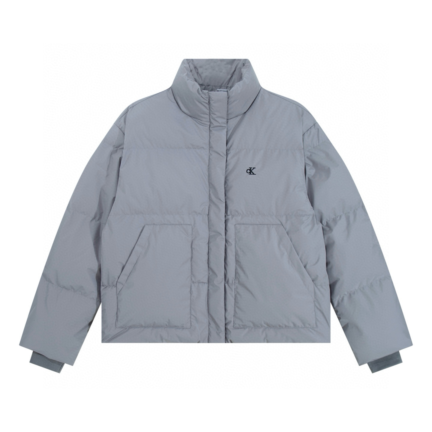 P180💰

款号：926 🇲🇾🇰🇷Calvin Klein CK秋冬新款女士大口袋鸭绒立领羽绒服  韩星同款羽绒服🔥
✅原版一比一定制各种辅料
✅官网购入原版 小红书超爆单款 和原版随意对比细节 
颜色： 黑  白 灰
尺码   S      M     L      
衣长  65    66    67    
胸围  126  130  134
袖长  61    63    65  
肩宽  55.5  57   58.5