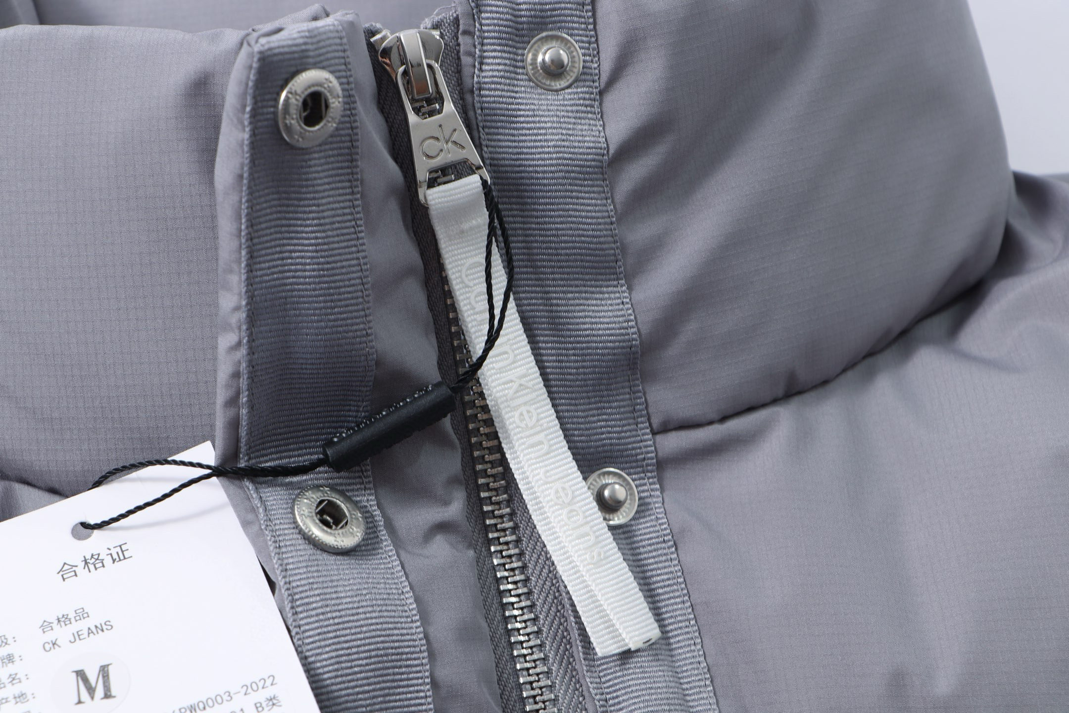 P180💰

款号：926 🇲🇾🇰🇷Calvin Klein CK秋冬新款女士大口袋鸭绒立领羽绒服  韩星同款羽绒服🔥
✅原版一比一定制各种辅料
✅官网购入原版 小红书超爆单款 和原版随意对比细节 
颜色： 黑  白 灰
尺码   S      M     L      
衣长  65    66    67    
胸围  126  130  134
袖长  61    63    65  
肩宽  55.5  57   58.5