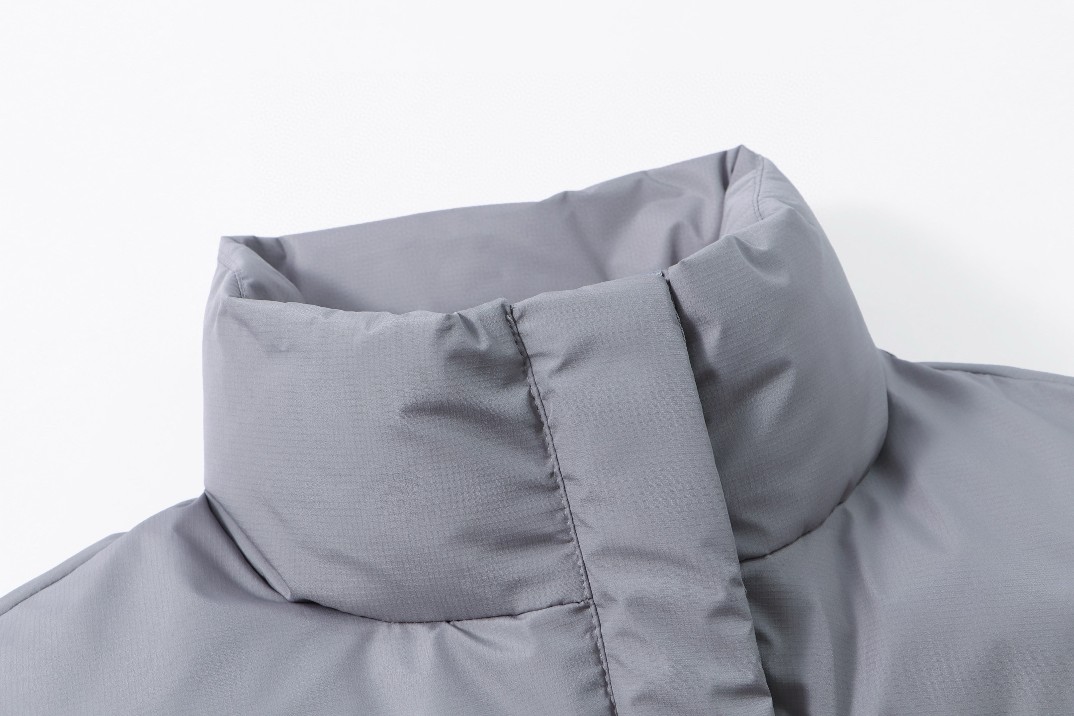 P180💰

款号：926 🇲🇾🇰🇷Calvin Klein CK秋冬新款女士大口袋鸭绒立领羽绒服  韩星同款羽绒服🔥
✅原版一比一定制各种辅料
✅官网购入原版 小红书超爆单款 和原版随意对比细节 
颜色： 黑  白 灰
尺码   S      M     L      
衣长  65    66    67    
胸围  126  130  134
袖长  61    63    65  
肩宽  55.5  57   58.5