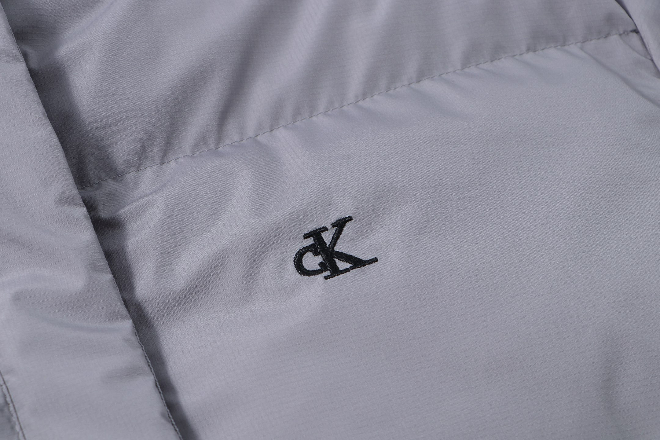 P180💰

款号：926 🇲🇾🇰🇷Calvin Klein CK秋冬新款女士大口袋鸭绒立领羽绒服  韩星同款羽绒服🔥
✅原版一比一定制各种辅料
✅官网购入原版 小红书超爆单款 和原版随意对比细节 
颜色： 黑  白 灰
尺码   S      M     L      
衣长  65    66    67    
胸围  126  130  134
袖长  61    63    65  
肩宽  55.5  57   58.5