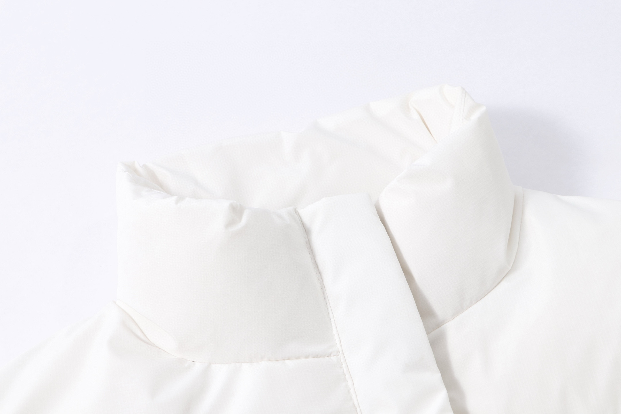 P180💰

款号：926 🇲🇾🇰🇷Calvin Klein CK秋冬新款女士大口袋鸭绒立领羽绒服  韩星同款羽绒服🔥
✅原版一比一定制各种辅料
✅官网购入原版 小红书超爆单款 和原版随意对比细节 
颜色： 黑  白 灰
尺码   S      M     L      
衣长  65    66    67    
胸围  126  130  134
袖长  61    63    65  
肩宽  55.5  57   58.5