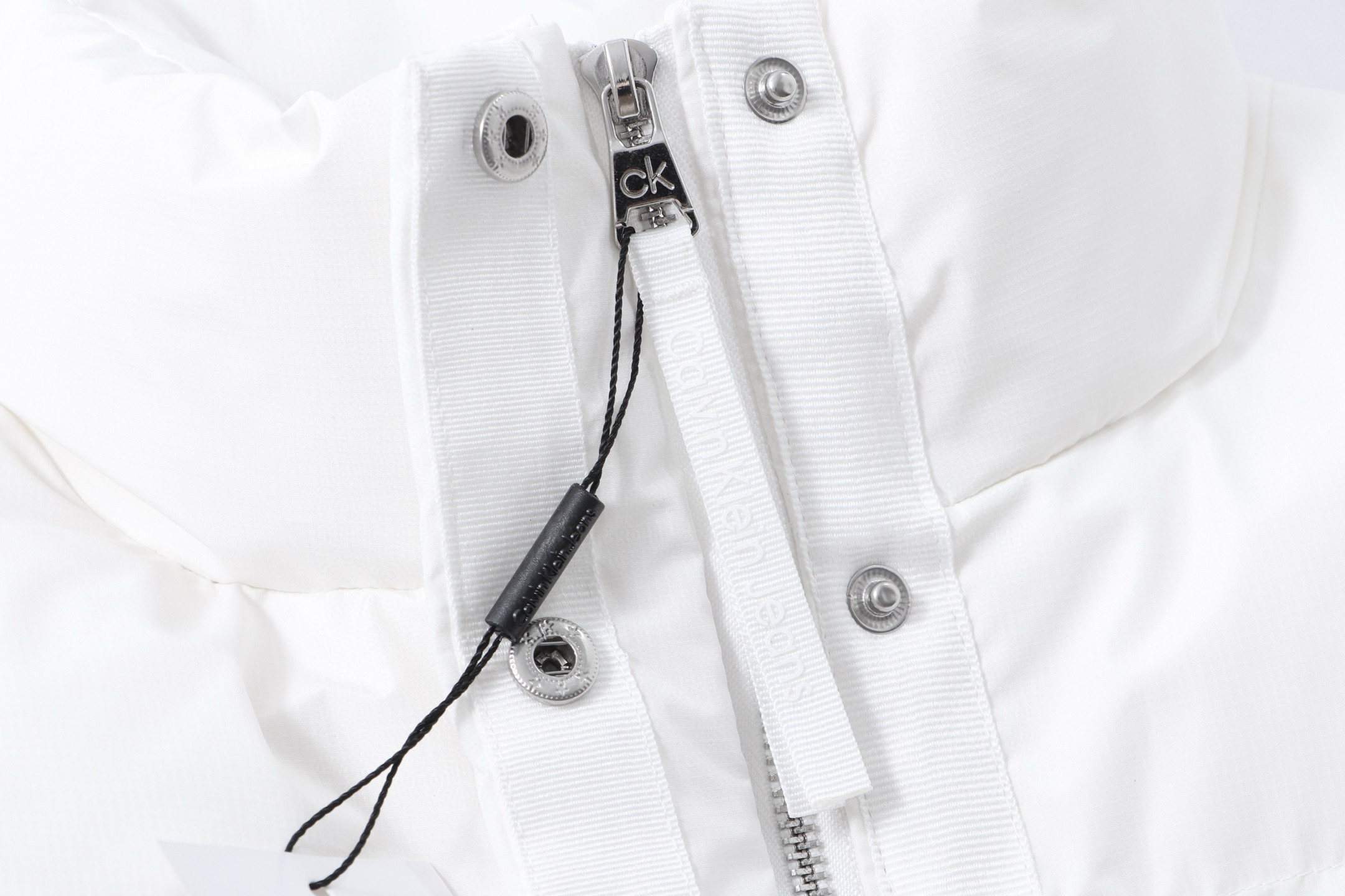 P180💰

款号：926 🇲🇾🇰🇷Calvin Klein CK秋冬新款女士大口袋鸭绒立领羽绒服  韩星同款羽绒服🔥
✅原版一比一定制各种辅料
✅官网购入原版 小红书超爆单款 和原版随意对比细节 
颜色： 黑  白 灰
尺码   S      M     L      
衣长  65    66    67    
胸围  126  130  134
袖长  61    63    65  
肩宽  55.5  57   58.5