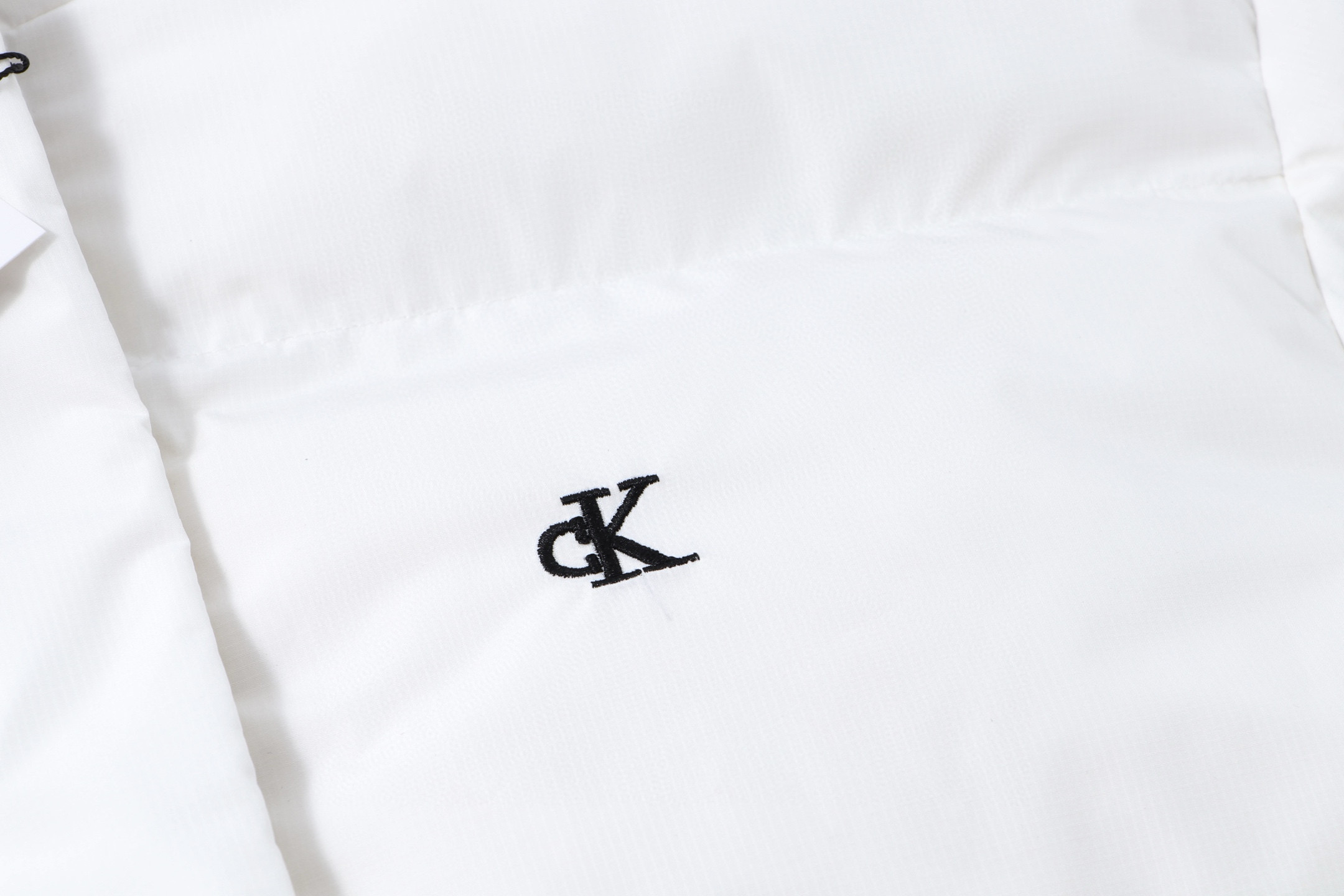 P180💰

款号：926 🇲🇾🇰🇷Calvin Klein CK秋冬新款女士大口袋鸭绒立领羽绒服  韩星同款羽绒服🔥
✅原版一比一定制各种辅料
✅官网购入原版 小红书超爆单款 和原版随意对比细节 
颜色： 黑  白 灰
尺码   S      M     L      
衣长  65    66    67    
胸围  126  130  134
袖长  61    63    65  
肩宽  55.5  57   58.5