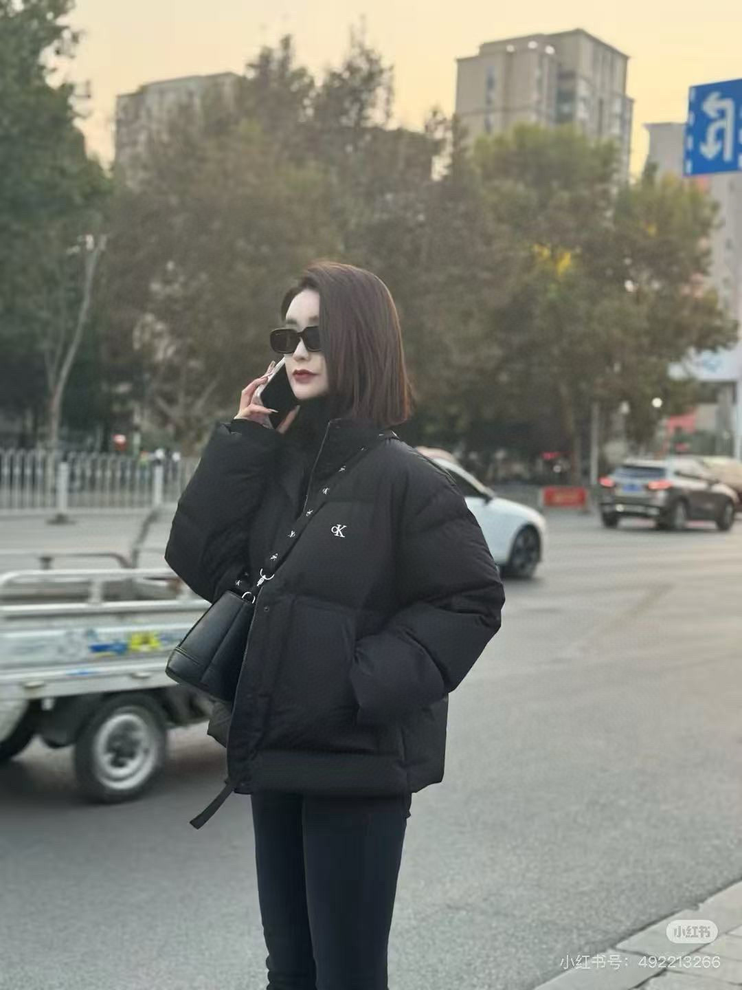 P180💰
款号:926 🇲🇾🇰🇷Calvin Klein CK秋冬新款女士大口袋鸭绒立领羽绒服 韩星同款羽绒服🔥
✅原版一比一定制各种辅料
✅官网购入原版 小红书超爆单款 和原版随意对比细节
颜色: 黑 白 灰
尺码 S M L
衣长 65 66 67
胸围 126 130 134
袖长 61 63 65
肩宽 55.5 57 58.5