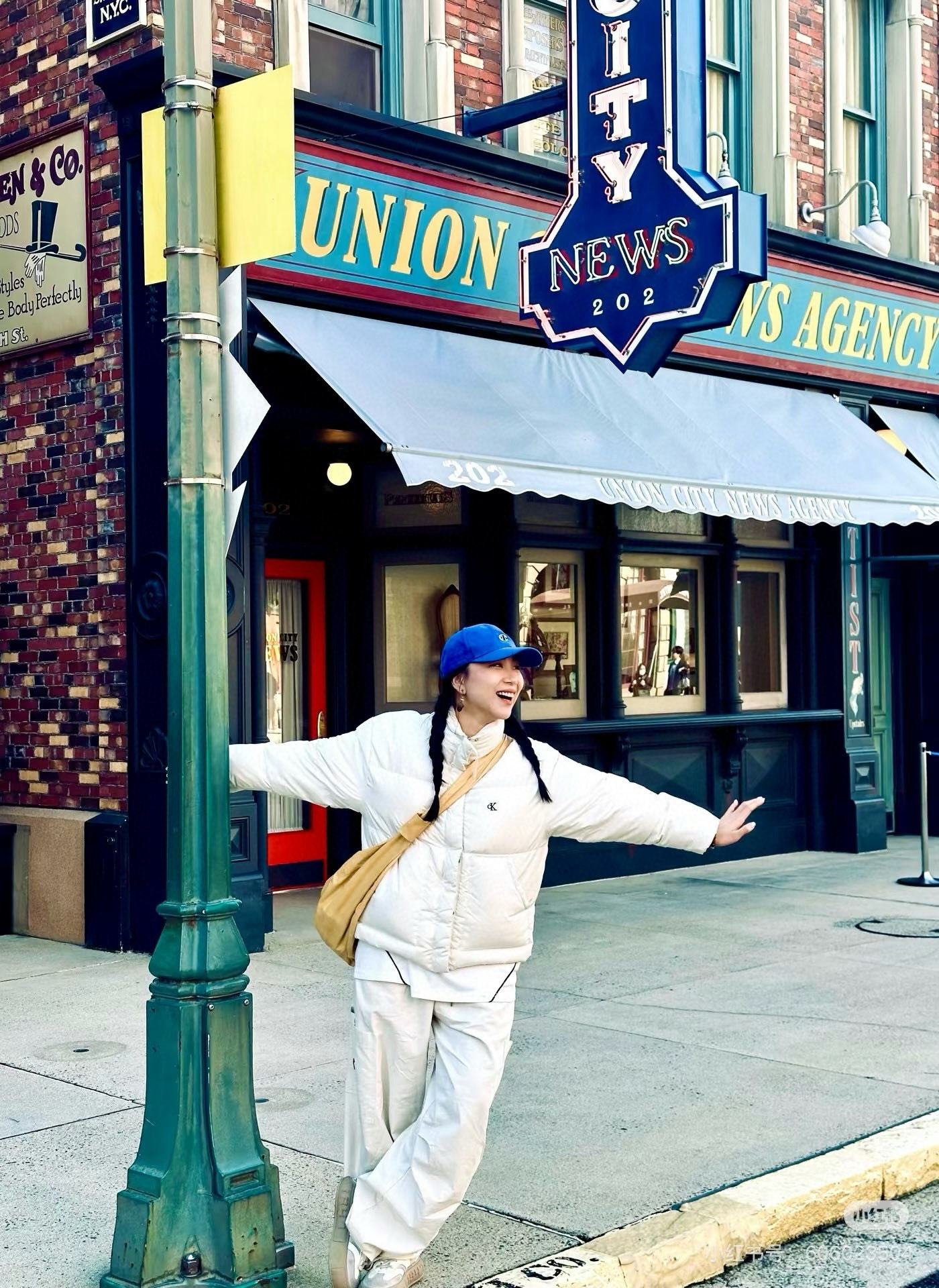 P180💰

款号：926 🇲🇾🇰🇷Calvin Klein CK秋冬新款女士大口袋鸭绒立领羽绒服  韩星同款羽绒服🔥
✅原版一比一定制各种辅料
✅官网购入原版 小红书超爆单款 和原版随意对比细节 
颜色： 黑  白 灰
尺码   S      M     L      
衣长  65    66    67    
胸围  126  130  134
袖长  61    63    65  
肩宽  55.5  57   58.5