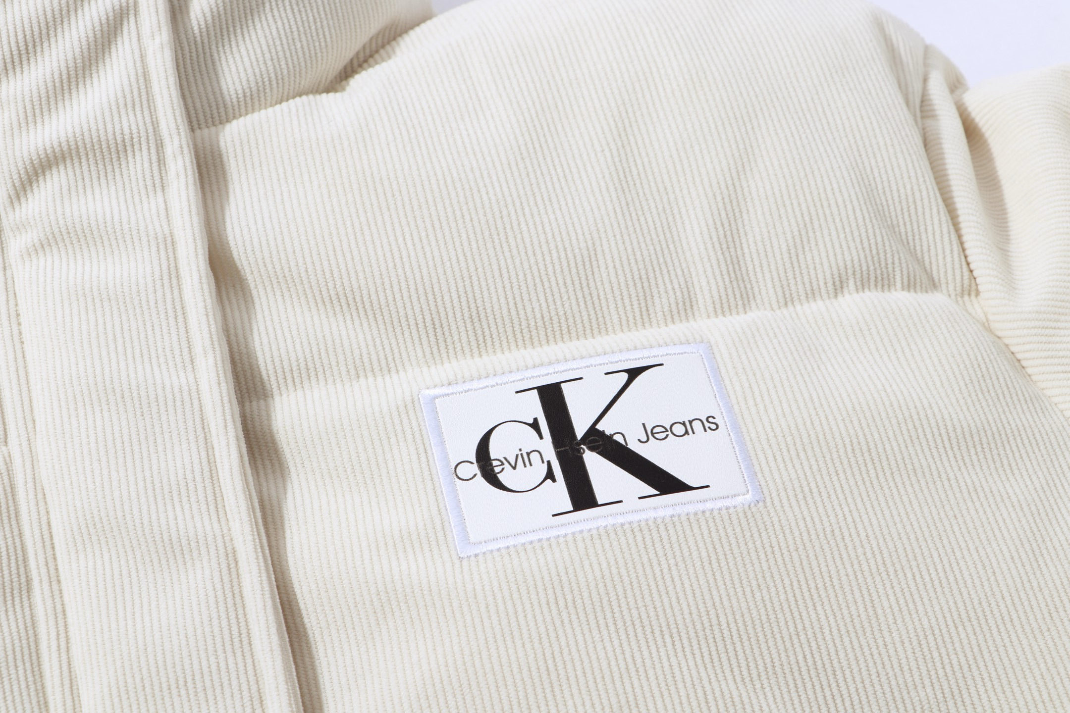 P180💰

款号：927 🇲🇾🇰🇷Calvin Klein CK秋冬新款女士大口袋鸭绒立领羽绒服  韩星同款羽绒服🔥
✅原版一比一定制各种辅料
✅官网购入原版 小红书超爆单款 和原版随意对比细节 
颜色： 米白色
尺码   S      M     L      
衣长  65    66    67    
胸围  126  130  134
袖长  61    63    65  
肩宽  55.5  57   58.5