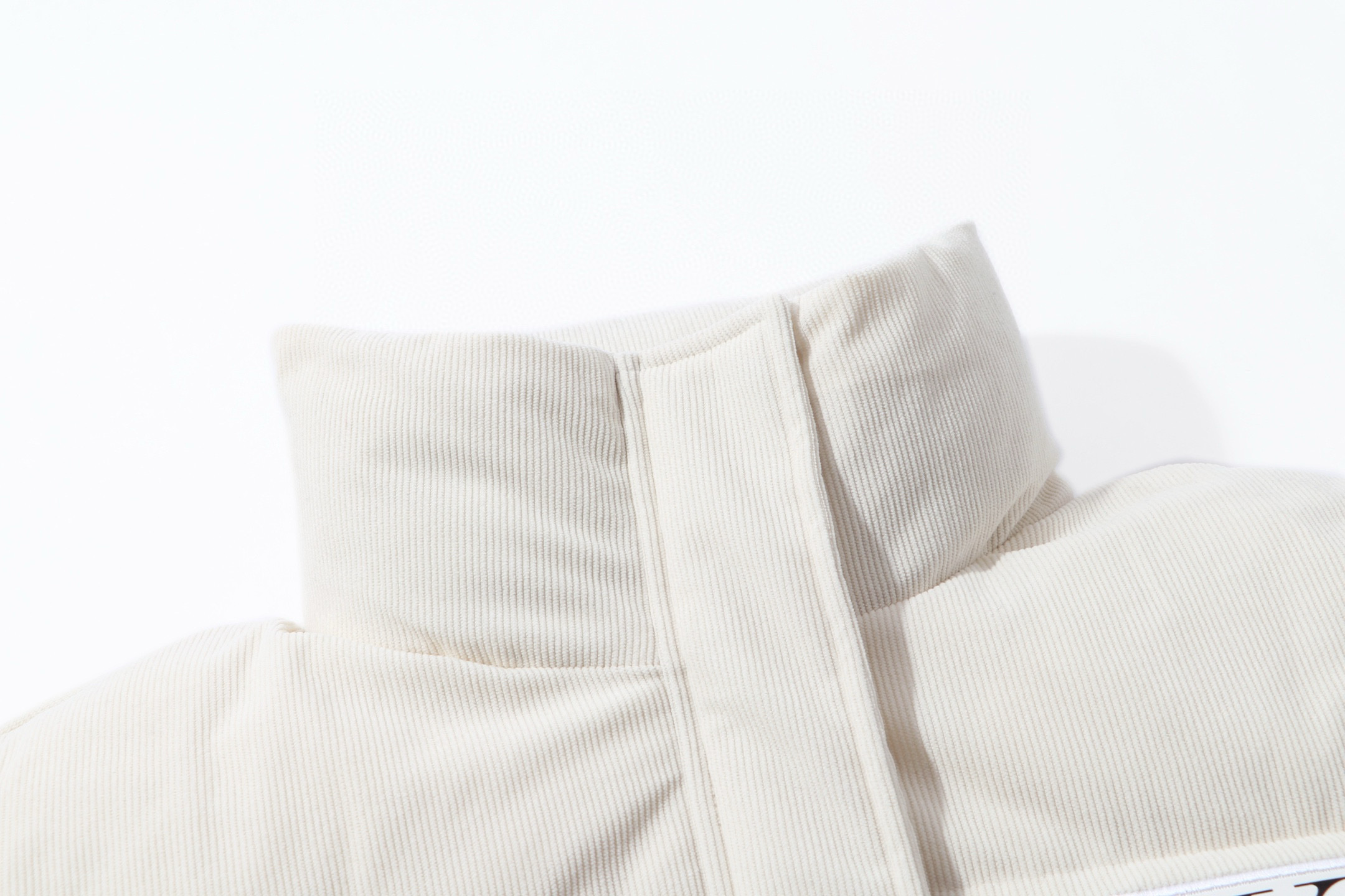 P180💰

款号：927 🇲🇾🇰🇷Calvin Klein CK秋冬新款女士大口袋鸭绒立领羽绒服  韩星同款羽绒服🔥
✅原版一比一定制各种辅料
✅官网购入原版 小红书超爆单款 和原版随意对比细节 
颜色： 米白色
尺码   S      M     L      
衣长  65    66    67    
胸围  126  130  134
袖长  61    63    65  
肩宽  55.5  57   58.5