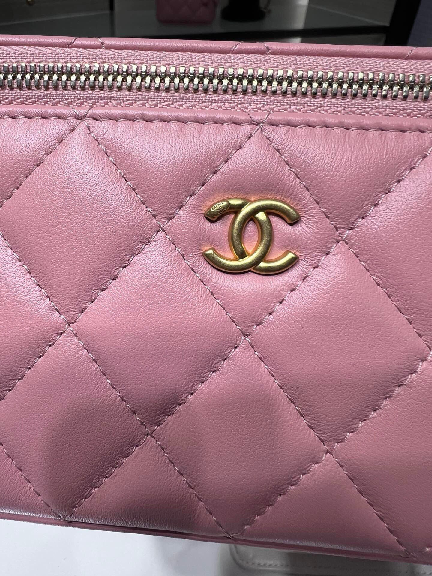 Chanel 22B Vanity With Chain