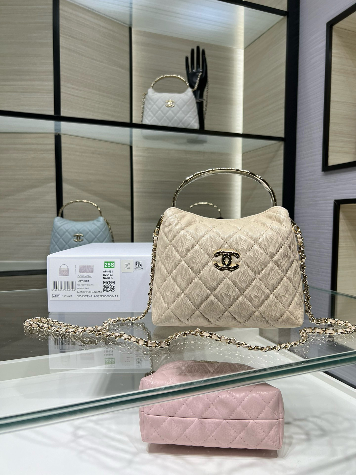 NO:617897,Authentic grade Ohanel 25S new handle lunch box bag milk tea color coco crush diamond pattern handle soft calfskin AY size 14.5x18.5x7 063, CHANEL, chanel, cowhide19860909正品级 Ohanel 25S 新款 手柄饭盒包 奶茶色 coco crush菱格纹 手柄 柔润小牛皮 AY 尺寸14.5x18.5x7 063,CHANEL,chanel,cowhide,Bag