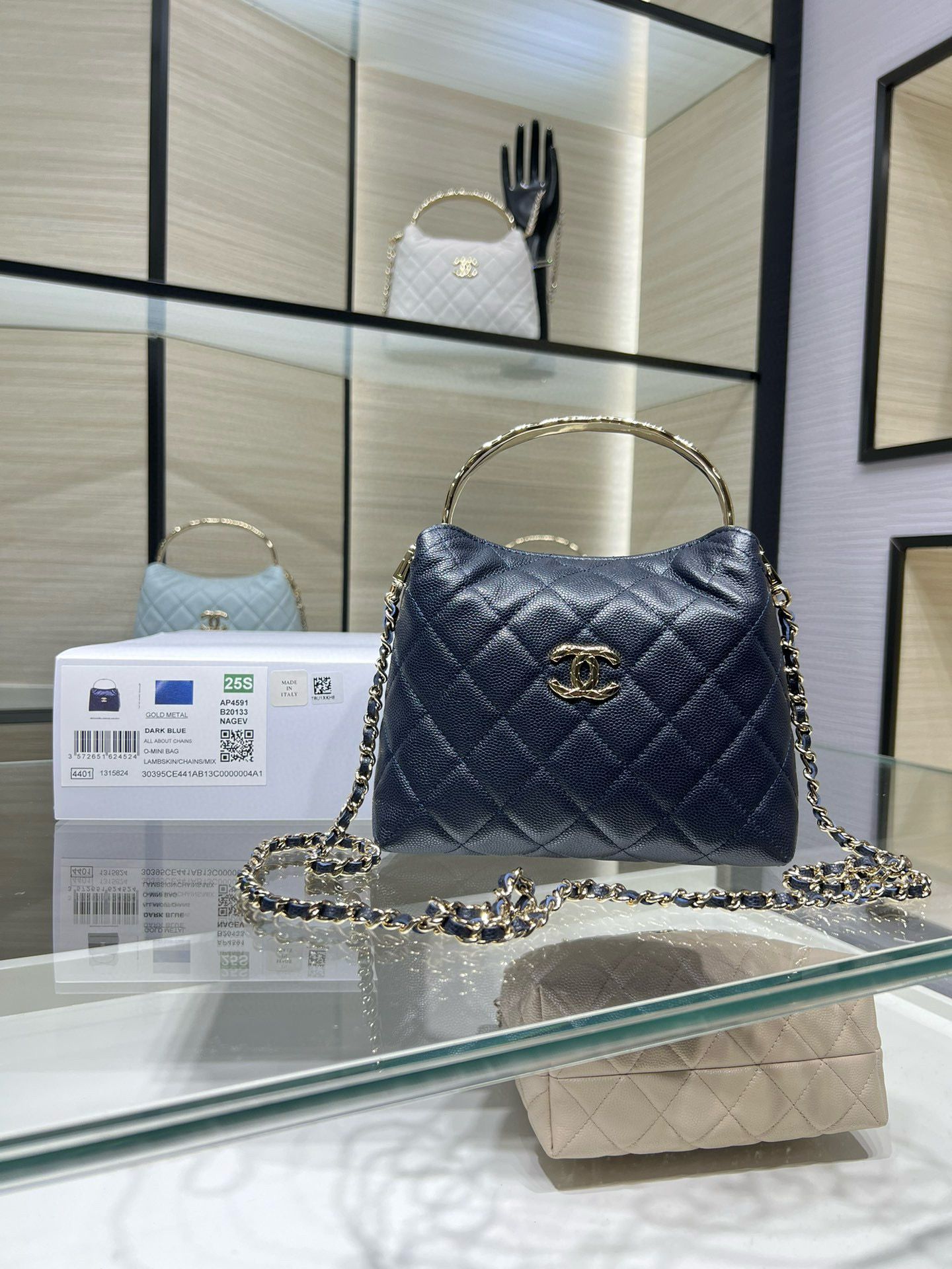 NO:617900,Ohanel 25S new handle lunch box bag authentic grade!  coco crush diamond pattern handle soft calfskin AY size 14.5x18.5x7 063,CHANEL,chanel,cowhide19860909Ohanel 25S 新款 手柄饭盒包 正品级 ！coco crush菱格纹 手柄 柔润小牛皮 AY 尺寸14.5x18.5x7 063,CHANEL,chanel,cowhide,Bag