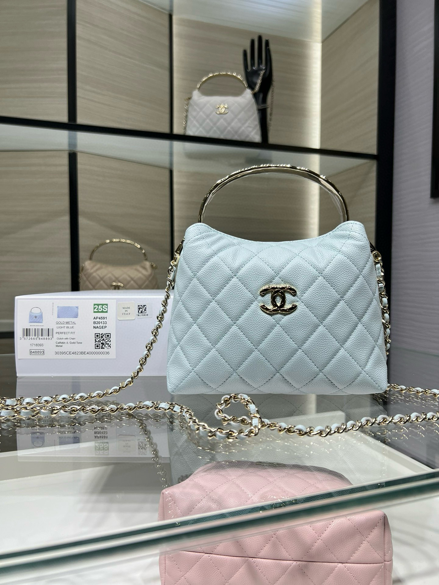 NO:617894,Authentic grade Ohanel 25S new handle lunch box bag baby blue coco crush diamond pattern handle soft calfskin AY size 14.5x18.5x7 063, CHANEL, chanel, cowhide19860909正品级 Ohanel 25S 新款 手柄饭盒包 baby蓝 coco crush菱格纹 手柄 柔润小牛皮 AY 尺寸14.5x18.5x7 063,CHANEL,chanel,cowhide,Bag