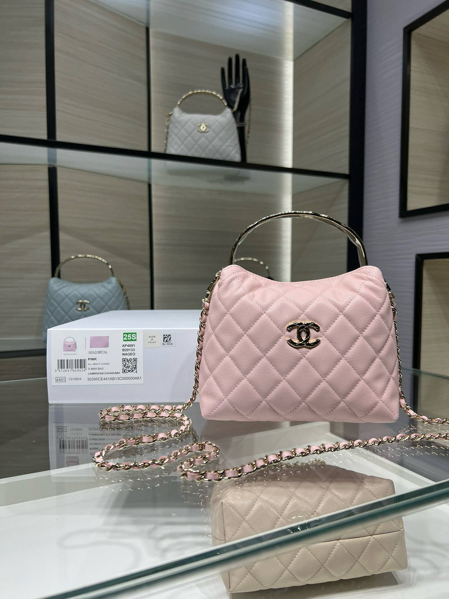 NO:617891,Authentic grade!  Ohanel 25S new handle lunch box bag coco crush diamond pattern handle soft calfskin AY size 14.5x18.5x7 063,CHANEL,chanel,cowhide19860909正品级 ！Ohanel 25S 新款 手柄饭盒包 coco crush菱格纹 手柄 柔润小牛皮 AY 尺寸14.5x18.5x7 063,CHANEL,chanel,cowhide,Bag