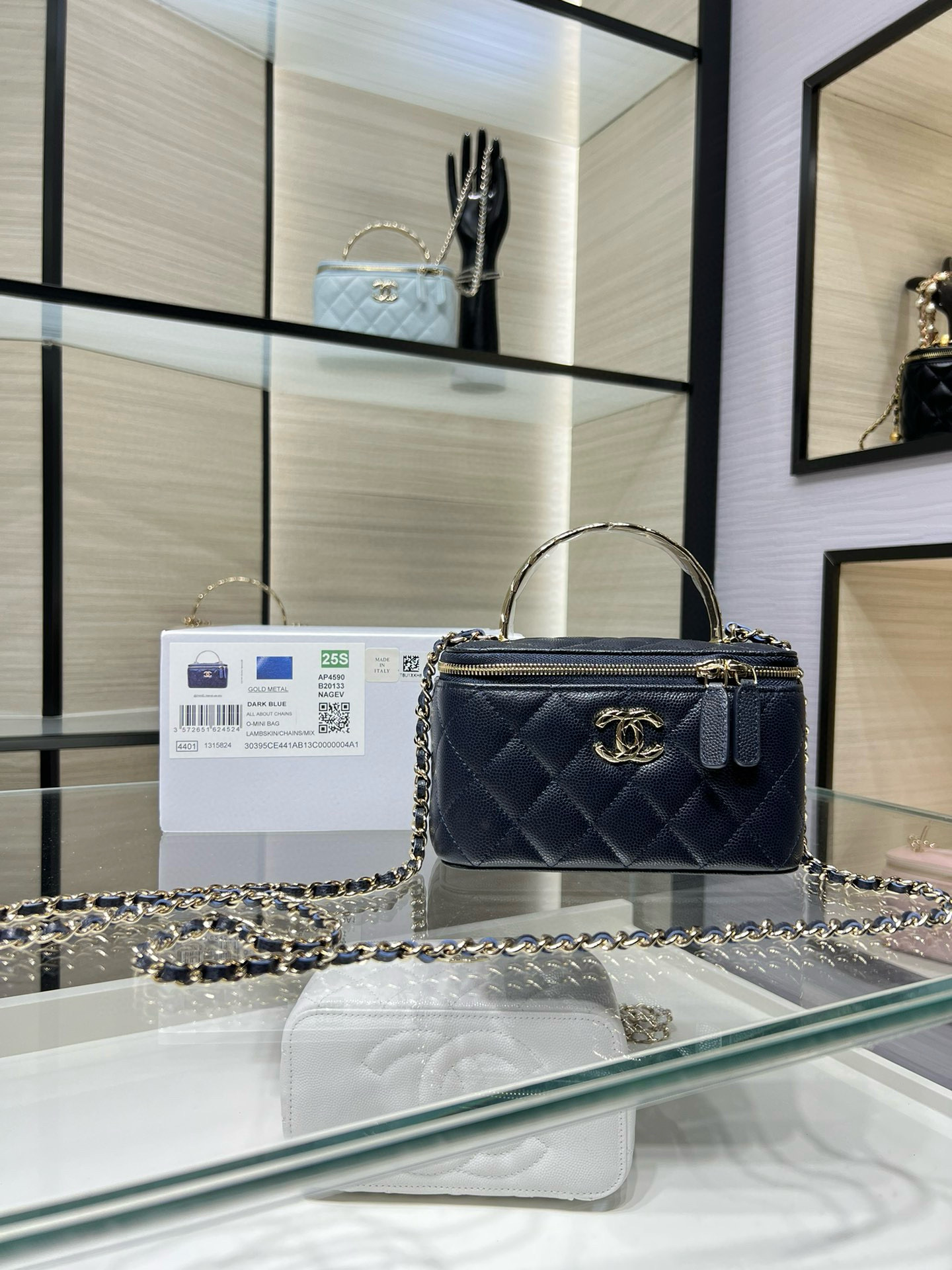 NO:617918,Authentic Chanel 25S new style long box with handle coco crush diamond pattern handle cosmetic bag AY 9.5x17x8cm,CHANEL,chanel,cosmetic bags & cases19860909正品级 Chanel 25S 新款 手柄长盒子 coco crush菱格纹 手柄化妆包 AY 9.5x17x8cm,CHANEL,chanel,cosmetic bags & cases,Bag