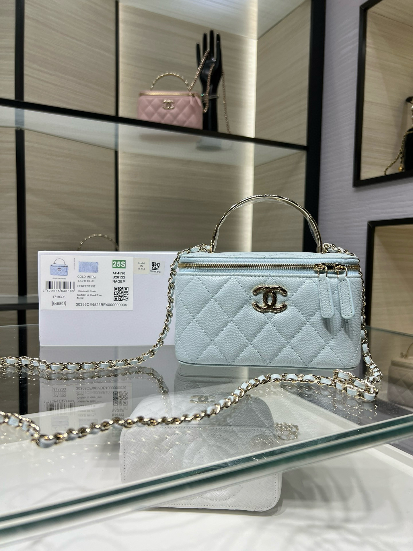 NO:617915,Authentic Chanel 25S new style handle long box baby blue coco crush diamond pattern handle cosmetic bag AY 9.5x17x8cm,CHANEL,chanel,cosmetic bags & cases19860909正品级 Chanel 25S 新款 手柄长盒子 baby蓝 coco crush菱格纹 手柄化妆包 AY 9.5x17x8cm,CHANEL,chanel,cosmetic bags & cases,Bag