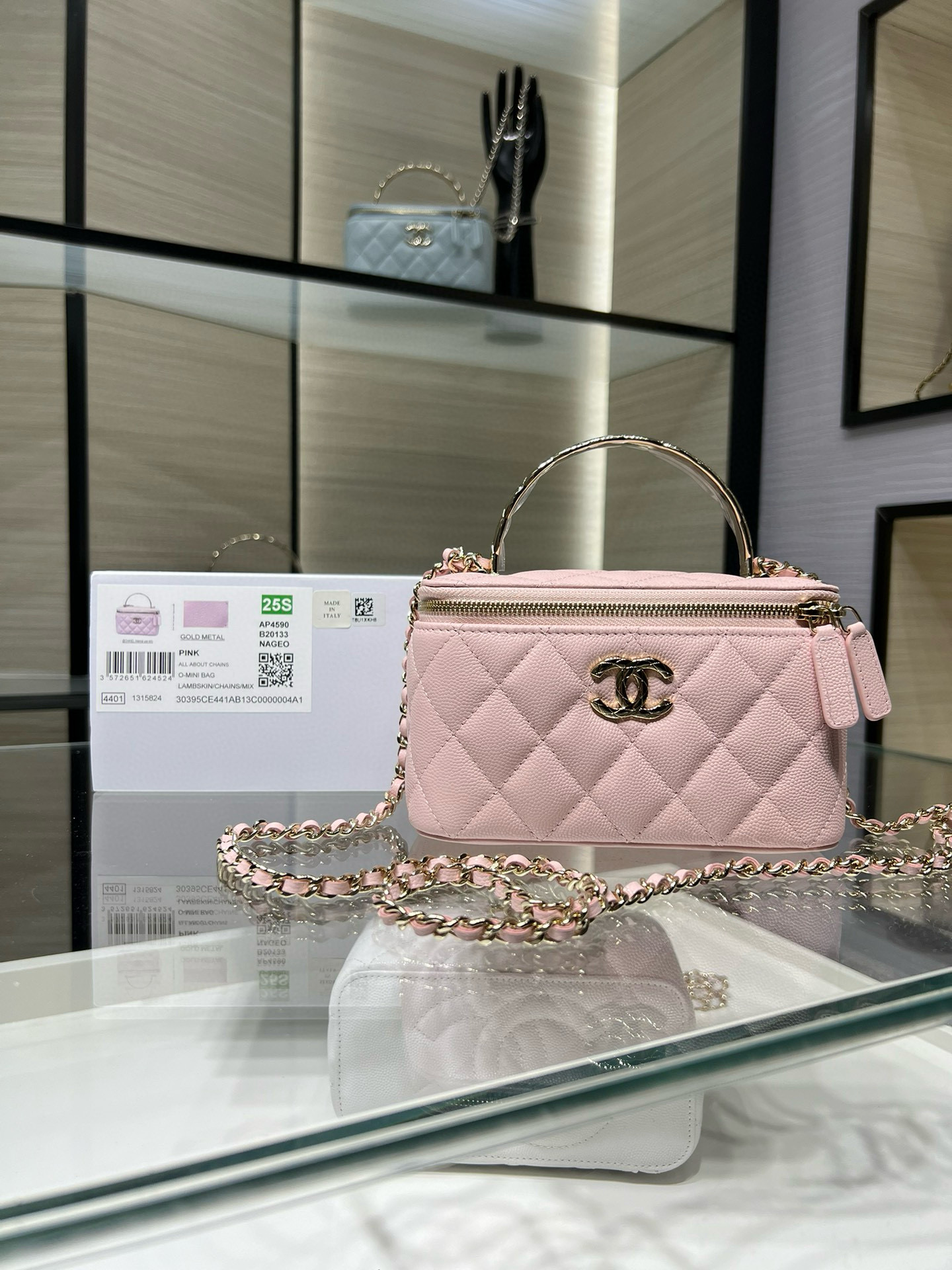 NO:617912,Authentic Chanel 25S new style long box with handle coco crush diamond pattern handle cosmetic bag AY 9.5x17x8cm,CHANEL,chanel,cosmetic bags & cases19860909正品级 Chanel 25S 新款 手柄长盒子 coco crush菱格纹 手柄化妆包 AY 9.5x17x8cm,CHANEL,chanel,cosmetic bags & cases,Bag