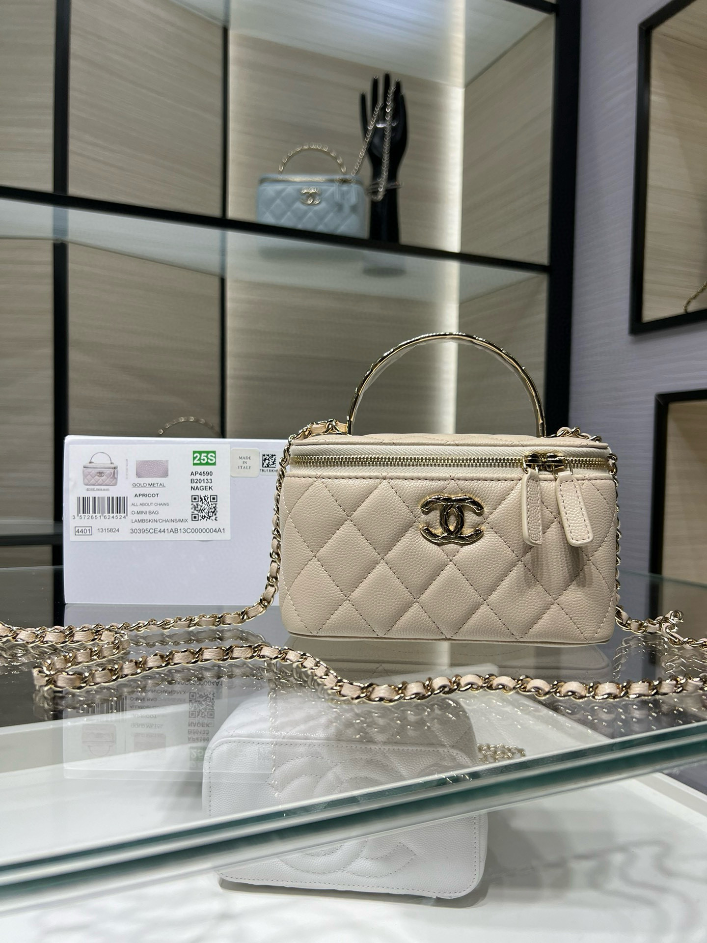 NO:617909,Authentic Chanel 25S new style long box with handle milk tea color coco crush diamond pattern handle cosmetic bag AY 9.5x17x8cm,CHANEL,chanel,cosmetic bags & cases19860909正品级 Chanel 25S 新款 手柄长盒子 奶茶色 coco crush菱格纹 手柄化妆包 AY 9.5x17x8cm,CHANEL,chanel,cosmetic bags & cases,Bag
