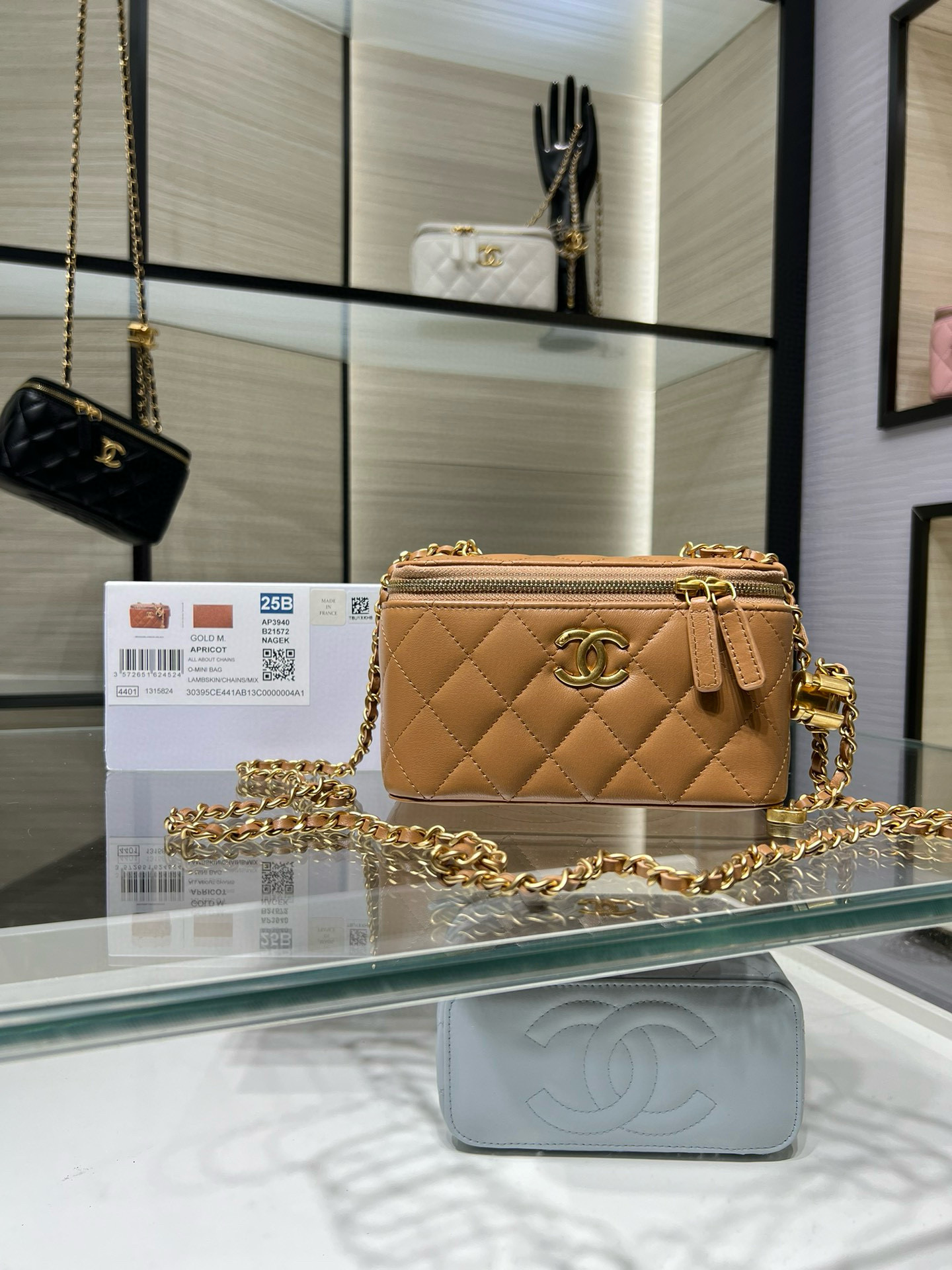 NO:617919,Authentic grade Ohanel 25B new long cosmetic box double c buckle adjustable chain imported sheepskin AY size 17X9.5X8 062,CHANEL,chanel,cosmetic bags & cases,sheepskin19860909正品级 Ohanel 25B新款 长款化妆盒子 双c扣  可调节链条 进口羊皮 AY 尺寸17X9.5X8 062,CHANEL,chanel,cosmetic bags & cases,sheepskin,Bag