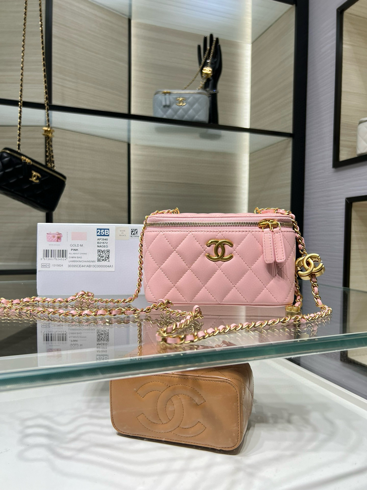 NO:617916,Authentic grade!  Ohanel 25B new style long cosmetic box double c buckle adjustable chain imported sheepskin AY size 17X9.5X8 062,CHANEL,chanel,cosmetic bags & cases,sheepskin19860909正品级！Ohanel 25B新款 长款化妆盒子 双c扣  可调节链条 进口羊皮 AY 尺寸17X9.5X8 062,CHANEL,chanel,cosmetic bags & cases,sheepskin,Bag