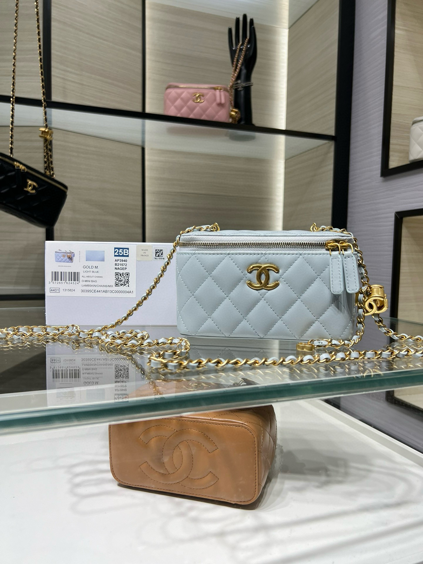 NO:617913,Authentic grade Ohanel 25B new long cosmetic box double c buckle adjustable chain imported sheepskin AY size 17X9.5X8 062,CHANEL,chanel,cosmetic bags & cases,sheepskin19860909正品级 Ohanel 25B新款 长款化妆盒子 双c扣  可调节链条 进口羊皮 AY 尺寸17X9.5X8 062,CHANEL,chanel,cosmetic bags & cases,sheepskin,Bag