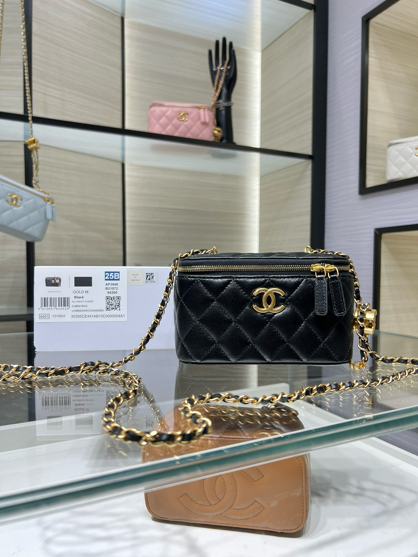NO:617907,Authentic grade Ohanel 25B new long cosmetic box double c buckle adjustable chain imported sheepskin AY size 17X9.5X8 062,CHANEL,chanel,cosmetic bags & cases,sheepskin19860909正品级 Ohanel 25B新款 长款化妆盒子 双c扣  可调节链条 进口羊皮 AY 尺寸17X9.5X8 062,CHANEL,chanel,cosmetic bags & cases,sheepskin,Bag
