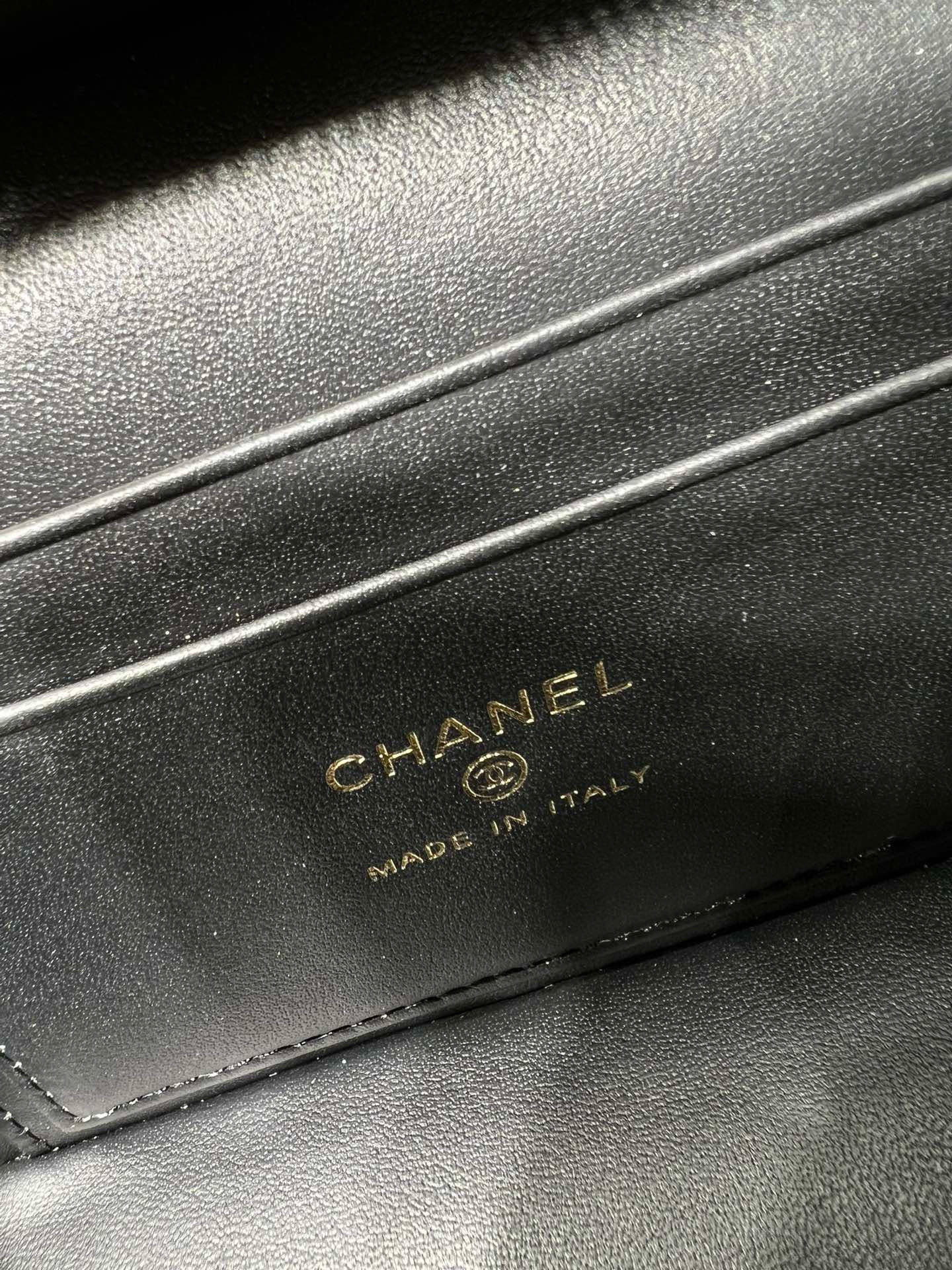 CHANEL Vanity With Chain