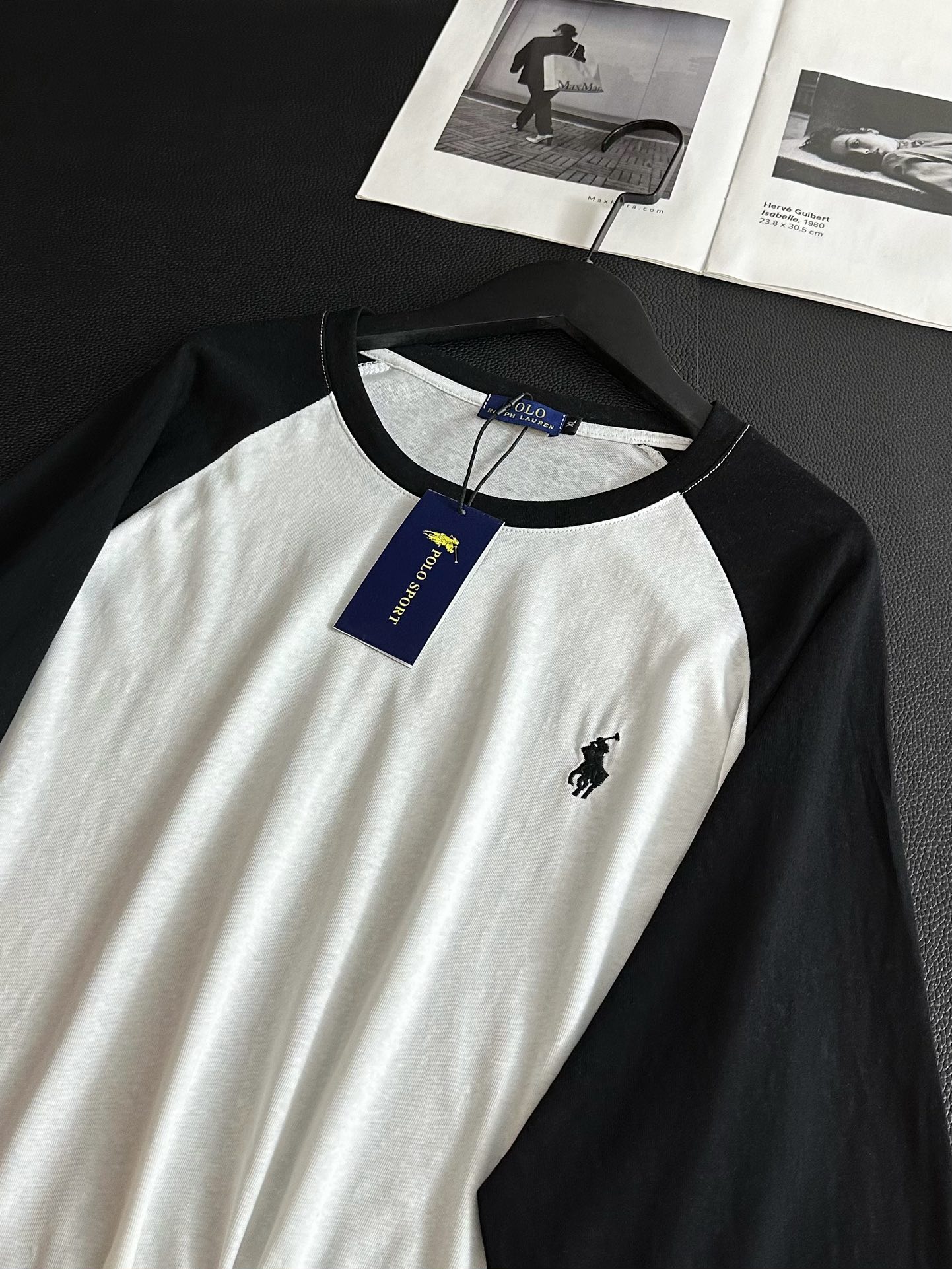 💰115  𝗥𝗮𝗹𝗽𝗵 𝗟𝗮𝘂𝗿𝗲𝗻拉夫劳伦小马刺绣logo防晒丝薄长袖T恤
黑白插肩袖我爱了🤍🖤～想焊在身上穿的防晒T☀️
自带冷气 时髦高级两不误 随意搭条裤子就很🉑 
纯棉天丝面料很丝滑透气 上身很舒服～
夏天穿一点不会热 带有顺滑感的同时面料韧性很大 透气又有层次感
当防晒衣穿真的超级时髦✔️✔️夏日通勤不闷汗！！
Color:黑白拼
Size:M-XL
M胸围114衣长70
L胸围116衣长72
XL胸围118衣长74