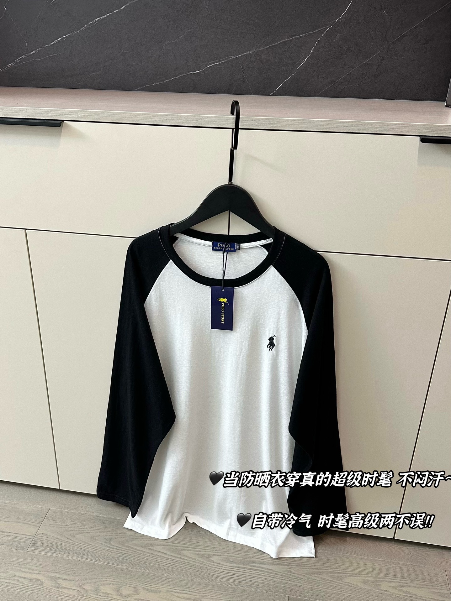 💰115  𝗥𝗮𝗹𝗽𝗵 𝗟𝗮𝘂𝗿𝗲𝗻拉夫劳伦小马刺绣logo防晒丝薄长袖T恤
黑白插肩袖我爱了🤍🖤～想焊在身上穿的防晒T☀️
自带冷气 时髦高级两不误 随意搭条裤子就很🉑 
纯棉天丝面料很丝滑透气 上身很舒服～
夏天穿一点不会热 带有顺滑感的同时面料韧性很大 透气又有层次感
当防晒衣穿真的超级时髦✔️✔️夏日通勤不闷汗！！
Color:黑白拼
Size:M-XL
M胸围114衣长70
L胸围116衣长72
XL胸围118衣长74