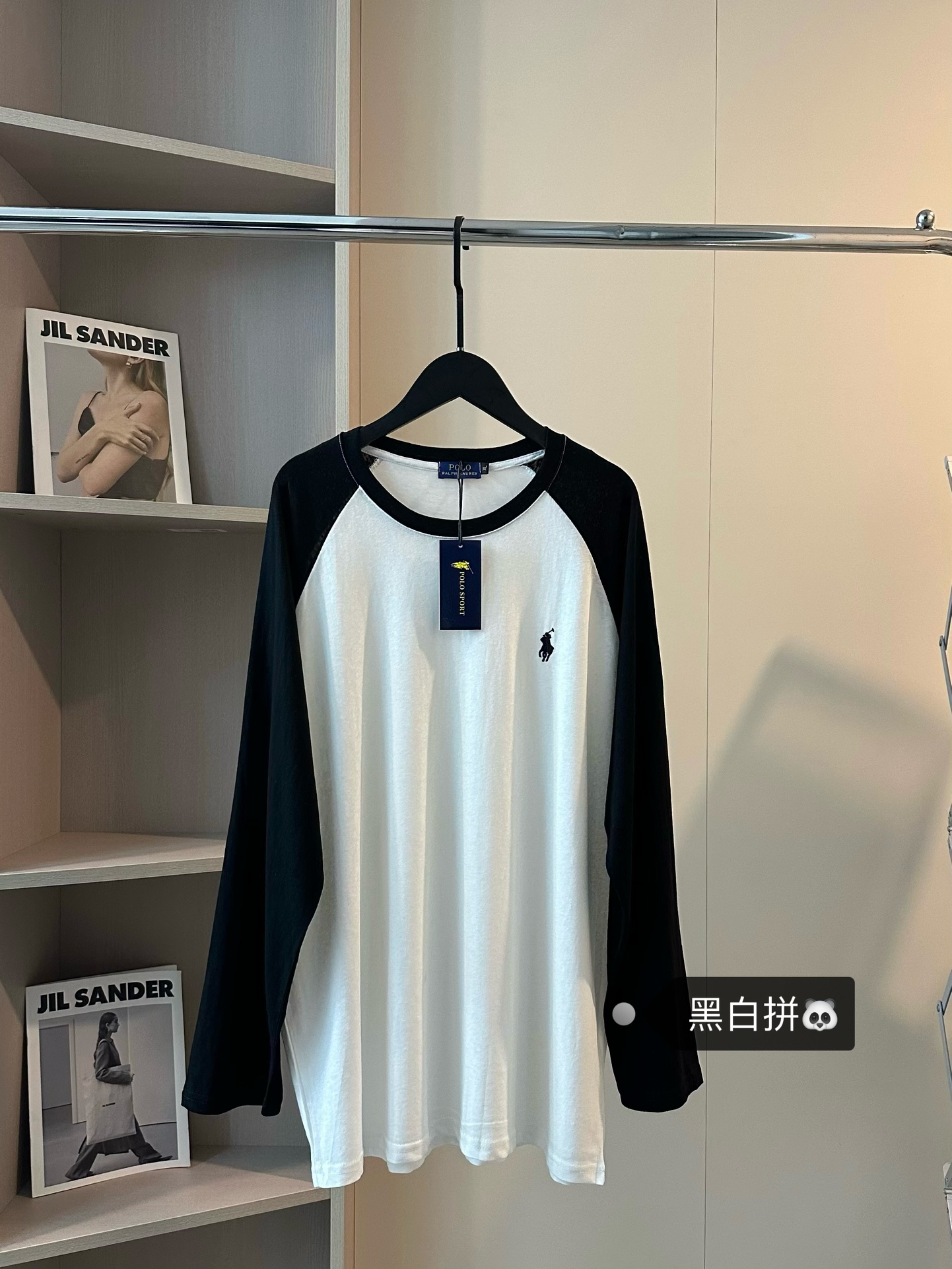 💰115  𝗥𝗮𝗹𝗽𝗵 𝗟𝗮𝘂𝗿𝗲𝗻拉夫劳伦小马刺绣logo防晒丝薄长袖T恤
黑白插肩袖我爱了🤍🖤～想焊在身上穿的防晒T☀️
自带冷气 时髦高级两不误 随意搭条裤子就很🉑 
纯棉天丝面料很丝滑透气 上身很舒服～
夏天穿一点不会热 带有顺滑感的同时面料韧性很大 透气又有层次感
当防晒衣穿真的超级时髦✔️✔️夏日通勤不闷汗！！
Color:黑白拼
Size:M-XL
M胸围114衣长70
L胸围116衣长72
XL胸围118衣长74