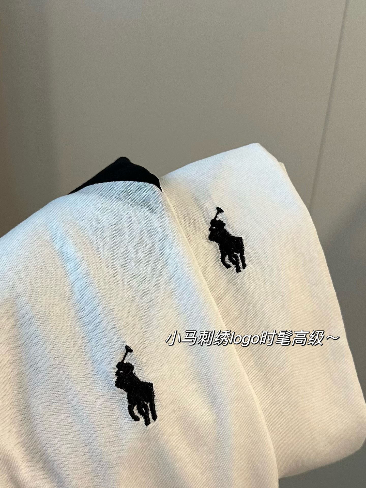 💰115  𝗥𝗮𝗹𝗽𝗵 𝗟𝗮𝘂𝗿𝗲𝗻拉夫劳伦小马刺绣logo防晒丝薄长袖T恤
黑白插肩袖我爱了🤍🖤～想焊在身上穿的防晒T☀️
自带冷气 时髦高级两不误 随意搭条裤子就很🉑 
纯棉天丝面料很丝滑透气 上身很舒服～
夏天穿一点不会热 带有顺滑感的同时面料韧性很大 透气又有层次感
当防晒衣穿真的超级时髦✔️✔️夏日通勤不闷汗！！
Color:黑白拼
Size:M-XL
M胸围114衣长70
L胸围116衣长72
XL胸围118衣长74