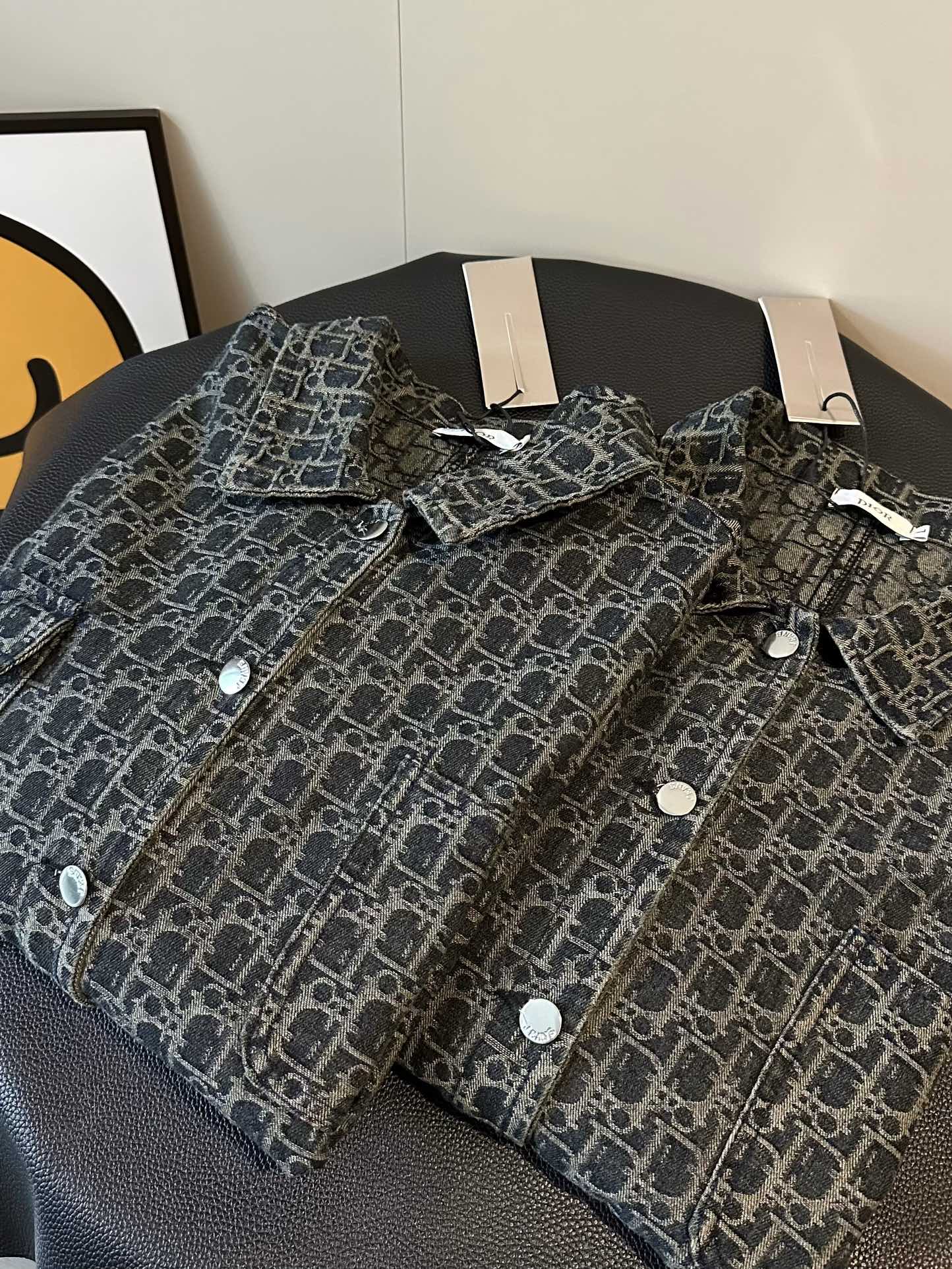 💰145
 Dior迪奥25SS古着限定vintage做旧牛仔老花外套
老钱风太香了🩶🩶自带chill高级感～
这款很特别跟别的牛仔衣都不一样 好喜欢！
全身提花工艺✨水洗褪色面料 复古调调超显白
没人能拒绝做旧感✖️简直是vintage高级天花板
Color:做旧蓝
Size:M-XL 
M 胸围112衣长68
L  胸围114衣长70
XL胸围116衣长72
