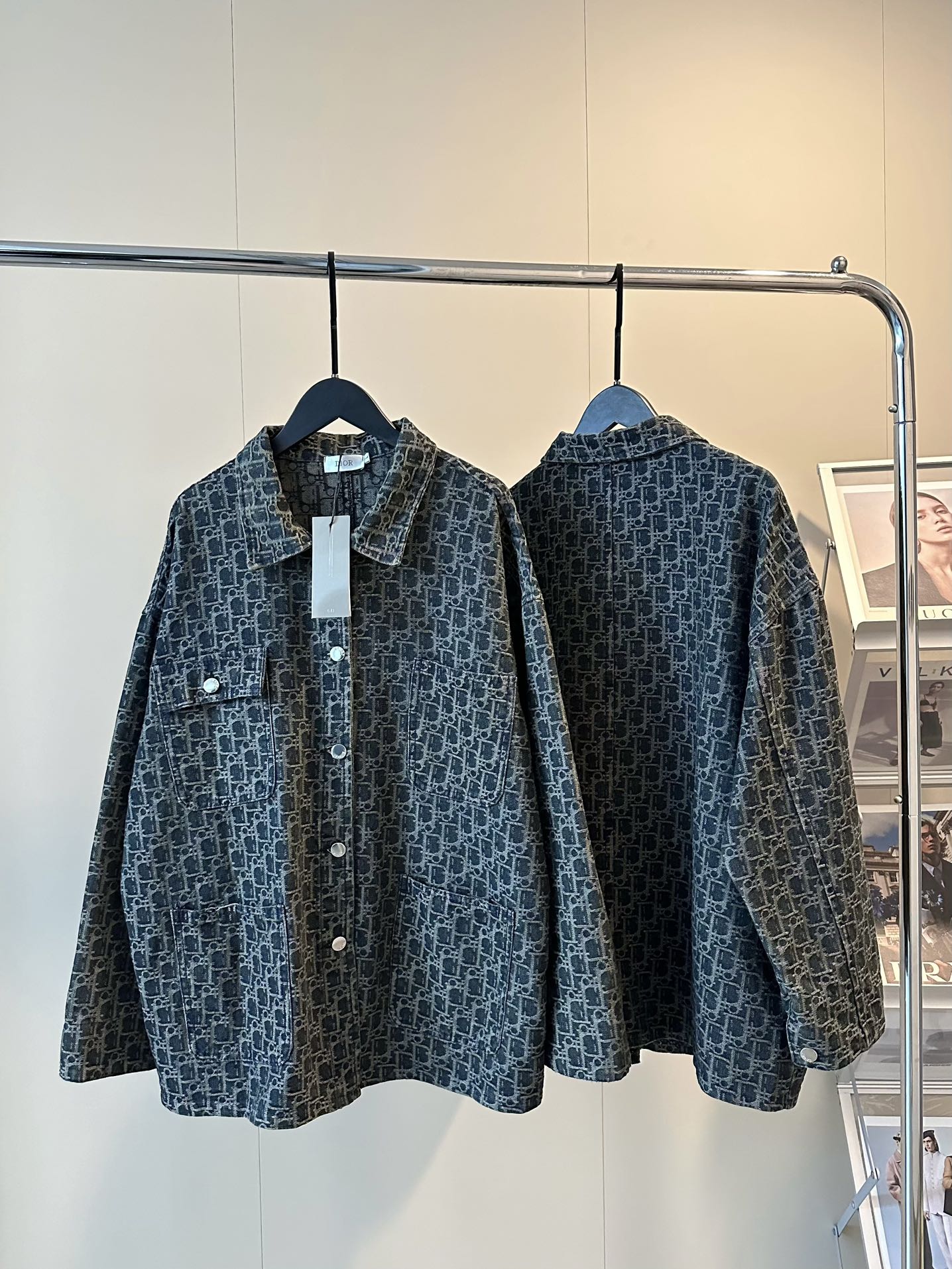 💰145
 Dior迪奥25SS古着限定vintage做旧牛仔老花外套
老钱风太香了🩶🩶自带chill高级感～
这款很特别跟别的牛仔衣都不一样 好喜欢！
全身提花工艺✨水洗褪色面料 复古调调超显白
没人能拒绝做旧感✖️简直是vintage高级天花板
Color:做旧蓝
Size:M-XL 
M 胸围112衣长68
L  胸围114衣长70
XL胸围116衣长72