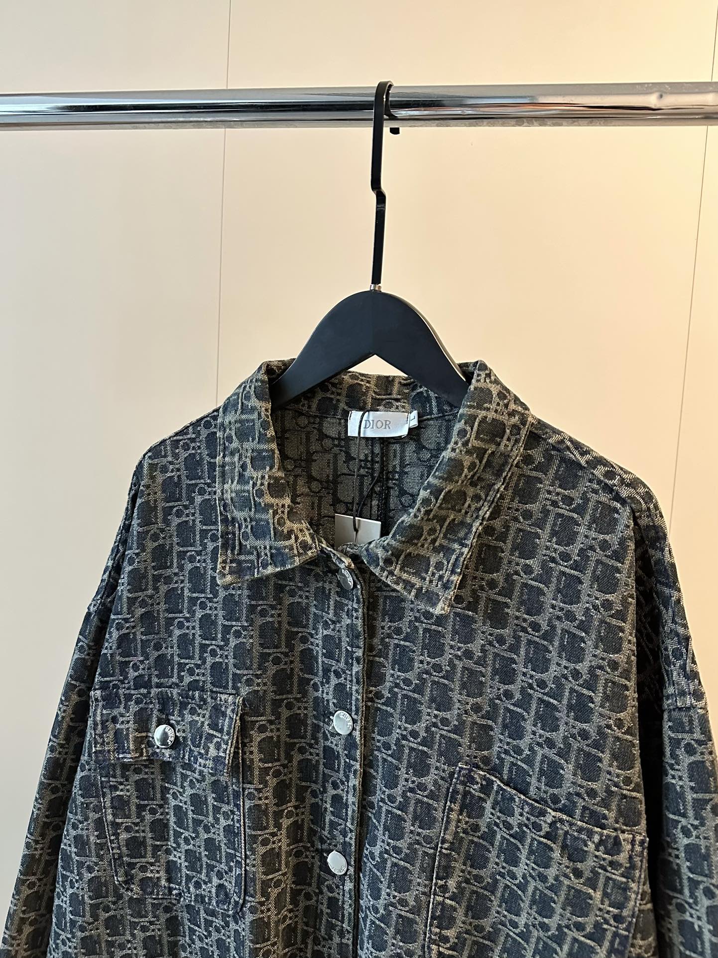 💰145
 Dior迪奥25SS古着限定vintage做旧牛仔老花外套
老钱风太香了🩶🩶自带chill高级感～
这款很特别跟别的牛仔衣都不一样 好喜欢！
全身提花工艺✨水洗褪色面料 复古调调超显白
没人能拒绝做旧感✖️简直是vintage高级天花板
Color:做旧蓝
Size:M-XL 
M 胸围112衣长68
L  胸围114衣长70
XL胸围116衣长72