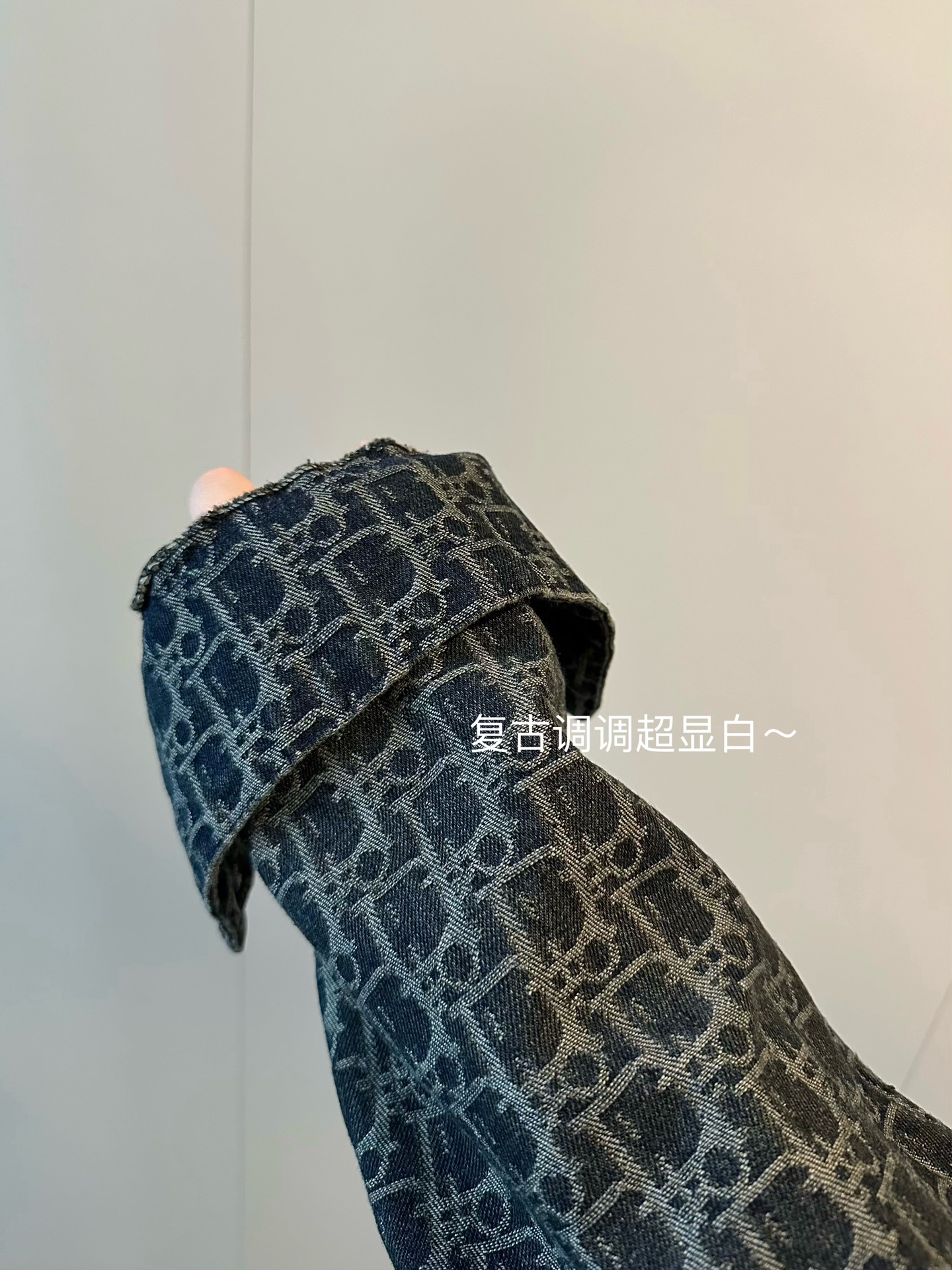 💰145
 Dior迪奥25SS古着限定vintage做旧牛仔老花外套
老钱风太香了🩶🩶自带chill高级感～
这款很特别跟别的牛仔衣都不一样 好喜欢！
全身提花工艺✨水洗褪色面料 复古调调超显白
没人能拒绝做旧感✖️简直是vintage高级天花板
Color:做旧蓝
Size:M-XL 
M 胸围112衣长68
L  胸围114衣长70
XL胸围116衣长72