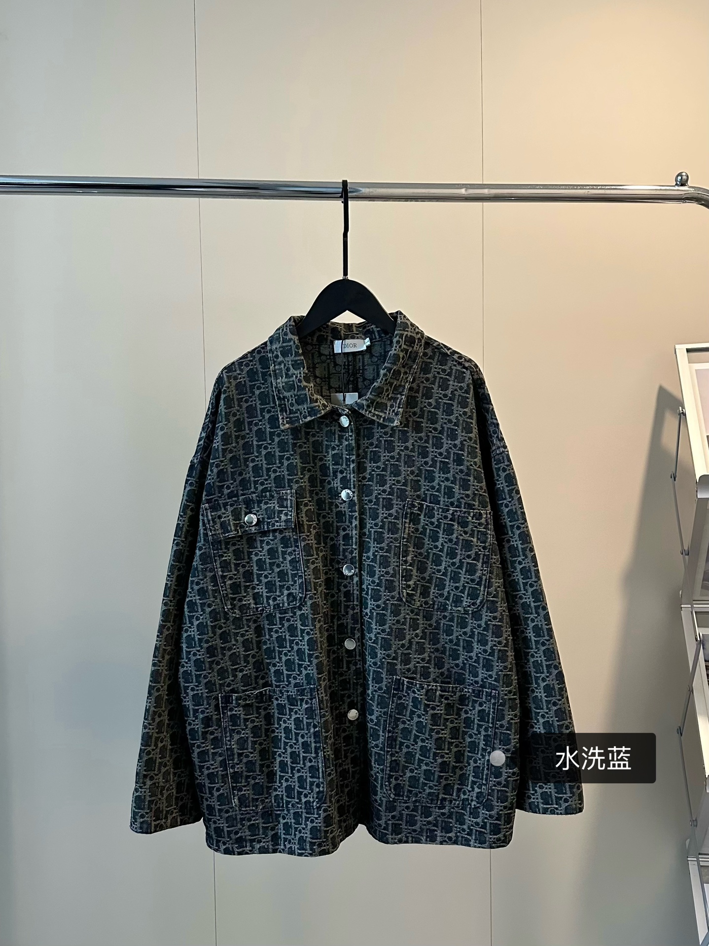 💰145
 Dior迪奥25SS古着限定vintage做旧牛仔老花外套
老钱风太香了🩶🩶自带chill高级感～
这款很特别跟别的牛仔衣都不一样 好喜欢！
全身提花工艺✨水洗褪色面料 复古调调超显白
没人能拒绝做旧感✖️简直是vintage高级天花板
Color:做旧蓝
Size:M-XL 
M 胸围112衣长68
L  胸围114衣长70
XL胸围116衣长72