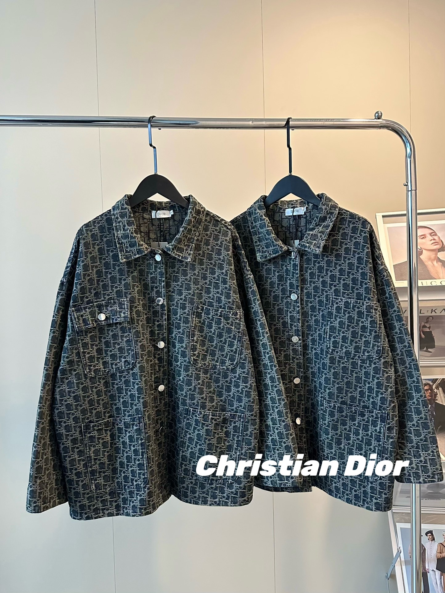 💰145
 Dior迪奥25SS古着限定vintage做旧牛仔老花外套
老钱风太香了🩶🩶自带chill高级感～
这款很特别跟别的牛仔衣都不一样 好喜欢！
全身提花工艺✨水洗褪色面料 复古调调超显白
没人能拒绝做旧感✖️简直是vintage高级天花板
Color:做旧蓝
Size:M-XL 
M 胸围112衣长68
L  胸围114衣长70
XL胸围116衣长72