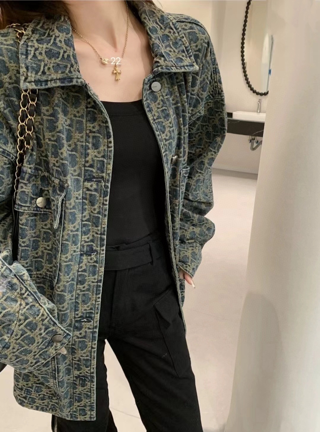 💰145
 Dior迪奥25SS古着限定vintage做旧牛仔老花外套
老钱风太香了🩶🩶自带chill高级感～
这款很特别跟别的牛仔衣都不一样 好喜欢！
全身提花工艺✨水洗褪色面料 复古调调超显白
没人能拒绝做旧感✖️简直是vintage高级天花板
Color:做旧蓝
Size:M-XL 
M 胸围112衣长68
L  胸围114衣长70
XL胸围116衣长72
