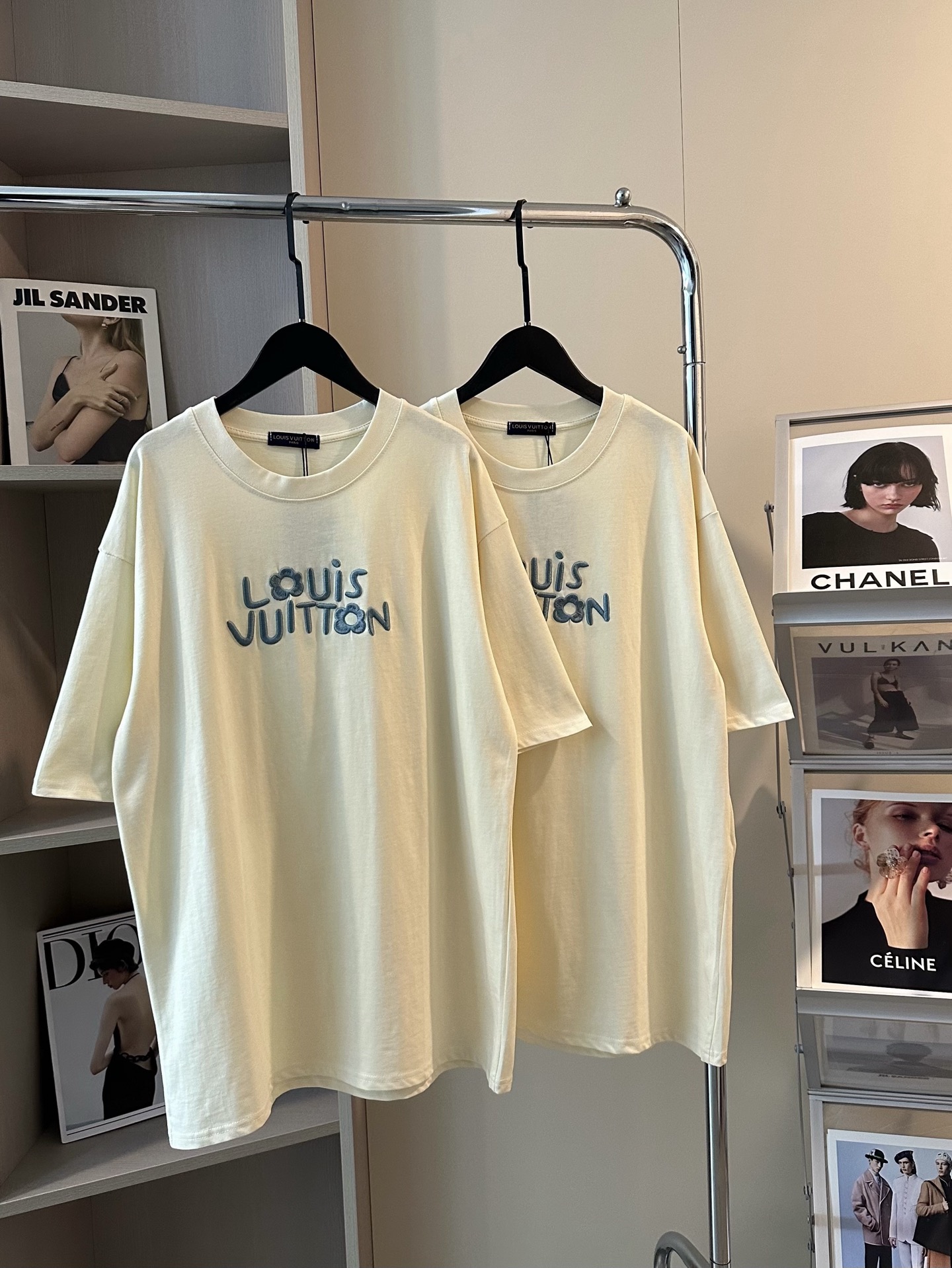  
💰90 Louis Vuittin路易威登新款小花刺绣奶油杏色短袖
赶快查收一件🌼🌼奶乎乎小花T恤！！
入夏的挚爱T 非常纯欲很贴肤💛
超级可爱 赵露思既视感 非常有𝐅𝐞𝐞𝐥𝐢𝐧𝐠的一件
纯棉260g双纱面料🏖️手感爽滑轻松过夏！
本期最温柔的𝑳𝒐𝒖𝒊𝒔 𝑽𝒖𝒊𝒕𝒕𝒐𝒏奶油色显白天花板
今年驴家的奶油风 一下子就戳到了我的心巴!!!姐妹们冲
Color:杏色
Size:M-XL
M 胸围112衣长68
L  胸围114衣长70
XL胸围116衣长72
