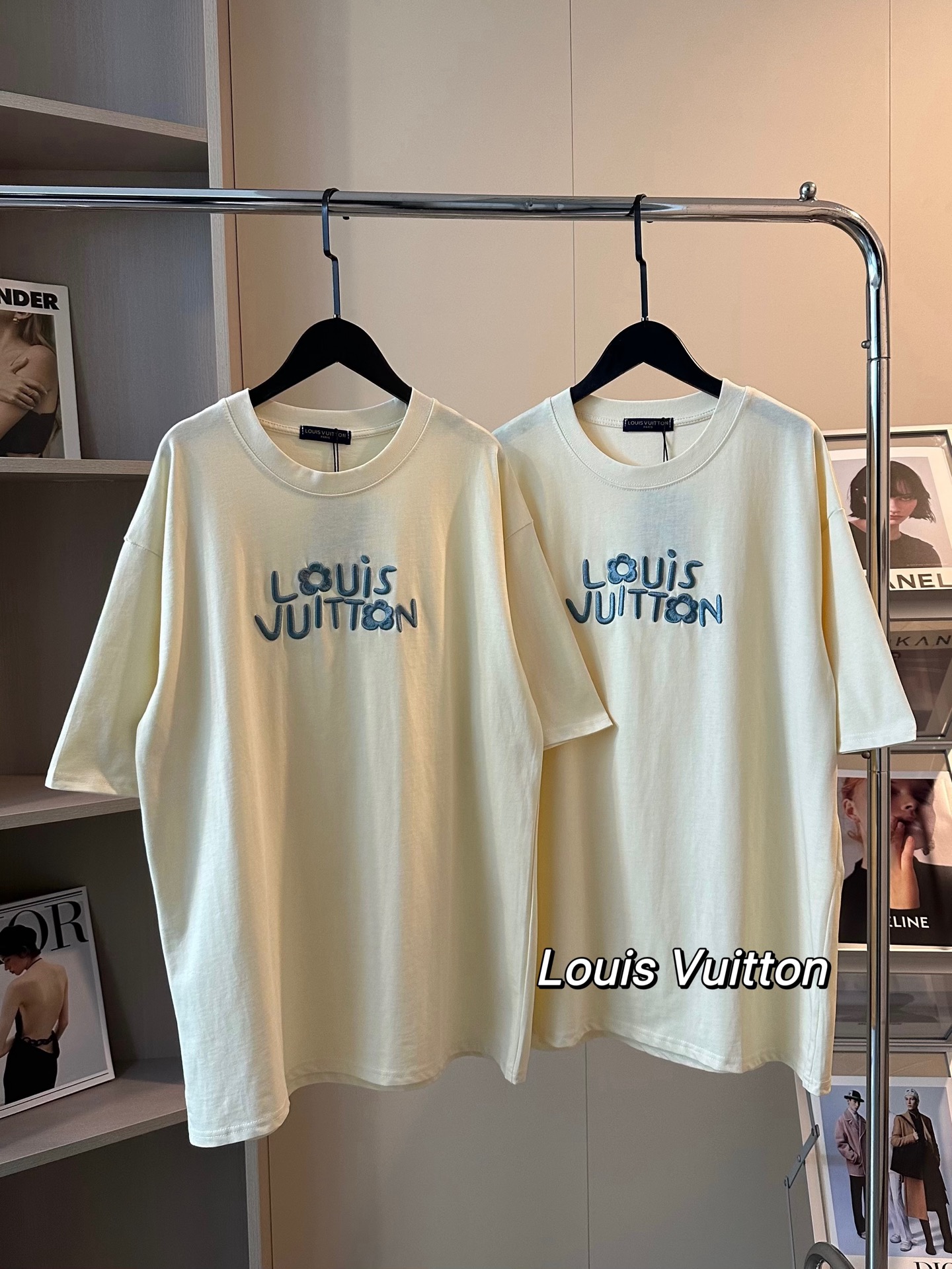  
💰90 Louis Vuittin路易威登新款小花刺绣奶油杏色短袖
赶快查收一件🌼🌼奶乎乎小花T恤！！
入夏的挚爱T 非常纯欲很贴肤💛
超级可爱 赵露思既视感 非常有𝐅𝐞𝐞𝐥𝐢𝐧𝐠的一件
纯棉260g双纱面料🏖️手感爽滑轻松过夏！
本期最温柔的𝑳𝒐𝒖𝒊𝒔 𝑽𝒖𝒊𝒕𝒕𝒐𝒏奶油色显白天花板
今年驴家的奶油风 一下子就戳到了我的心巴!!!姐妹们冲
Color:杏色
Size:M-XL
M 胸围112衣长68
L  胸围114衣长70
XL胸围116衣长72