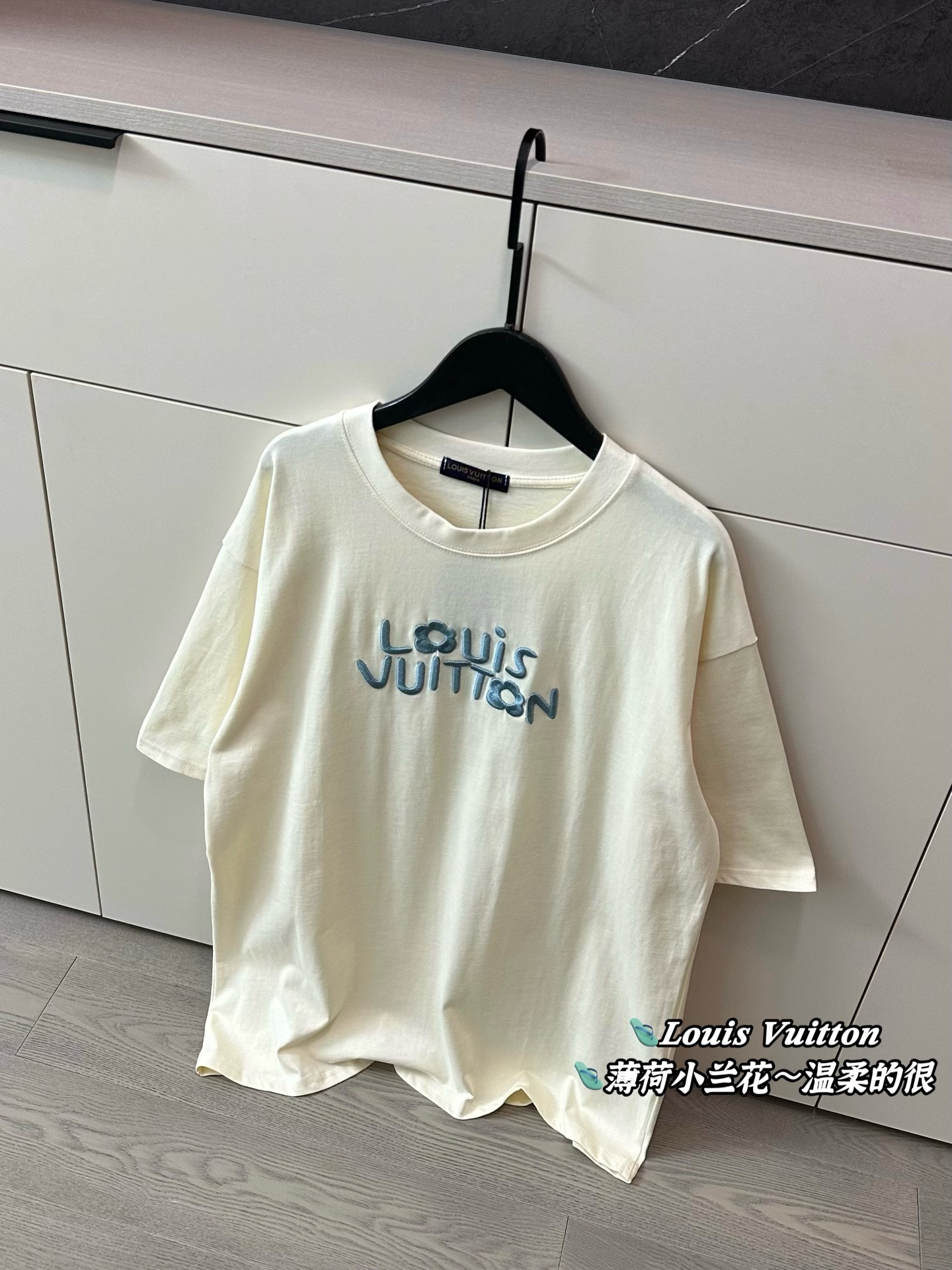  
💰90 Louis Vuittin路易威登新款小花刺绣奶油杏色短袖
赶快查收一件🌼🌼奶乎乎小花T恤！！
入夏的挚爱T 非常纯欲很贴肤💛
超级可爱 赵露思既视感 非常有𝐅𝐞𝐞𝐥𝐢𝐧𝐠的一件
纯棉260g双纱面料🏖️手感爽滑轻松过夏！
本期最温柔的𝑳𝒐𝒖𝒊𝒔 𝑽𝒖𝒊𝒕𝒕𝒐𝒏奶油色显白天花板
今年驴家的奶油风 一下子就戳到了我的心巴!!!姐妹们冲
Color:杏色
Size:M-XL
M 胸围112衣长68
L  胸围114衣长70
XL胸围116衣长72