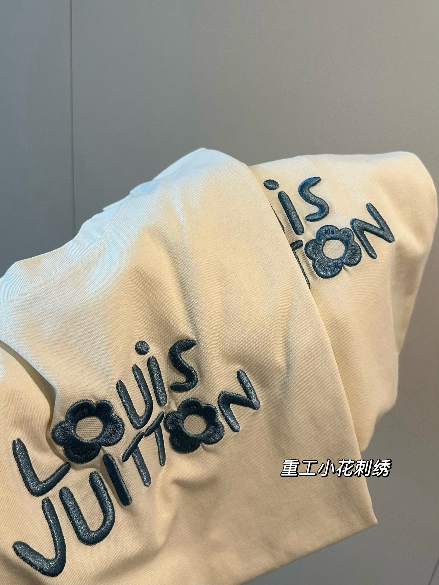  
💰90 Louis Vuittin路易威登新款小花刺绣奶油杏色短袖
赶快查收一件🌼🌼奶乎乎小花T恤！！
入夏的挚爱T 非常纯欲很贴肤💛
超级可爱 赵露思既视感 非常有𝐅𝐞𝐞𝐥𝐢𝐧𝐠的一件
纯棉260g双纱面料🏖️手感爽滑轻松过夏！
本期最温柔的𝑳𝒐𝒖𝒊𝒔 𝑽𝒖𝒊𝒕𝒕𝒐𝒏奶油色显白天花板
今年驴家的奶油风 一下子就戳到了我的心巴!!!姐妹们冲
Color:杏色
Size:M-XL
M 胸围112衣长68
L  胸围114衣长70
XL胸围116衣长72