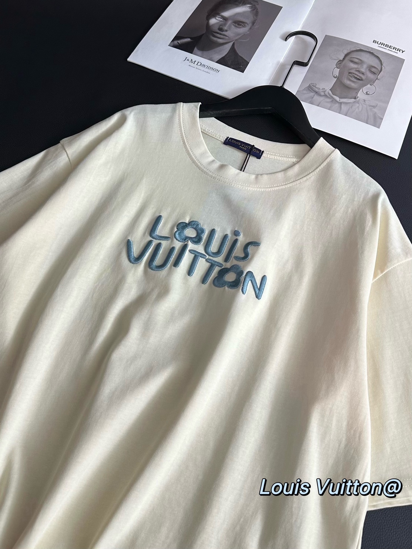  
💰90 Louis Vuittin路易威登新款小花刺绣奶油杏色短袖
赶快查收一件🌼🌼奶乎乎小花T恤！！
入夏的挚爱T 非常纯欲很贴肤💛
超级可爱 赵露思既视感 非常有𝐅𝐞𝐞𝐥𝐢𝐧𝐠的一件
纯棉260g双纱面料🏖️手感爽滑轻松过夏！
本期最温柔的𝑳𝒐𝒖𝒊𝒔 𝑽𝒖𝒊𝒕𝒕𝒐𝒏奶油色显白天花板
今年驴家的奶油风 一下子就戳到了我的心巴!!!姐妹们冲
Color:杏色
Size:M-XL
M 胸围112衣长68
L  胸围114衣长70
XL胸围116衣长72