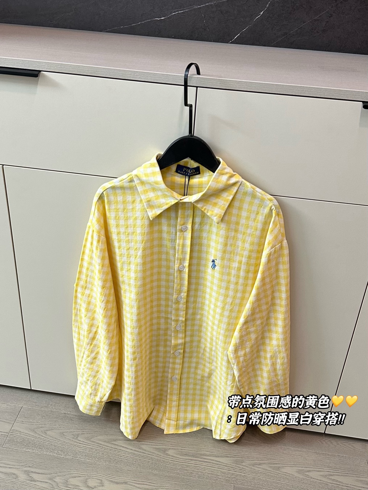  
💰105 𝗥𝗮𝗹𝗽𝗵 𝗟𝗮𝘂𝗿𝗲𝗻拉夫劳伦25SS新款刺绣logo亚麻防晒衬衫
这件黄衬衫也太显气色了吧💛💛太适合这个季节啦
低饱和的鹅黄色 防晒➕显白效果也是满分
小马刺绣logo绝美 高级感满满～
带点氛围感的黄色🍋日常通勤显白穿搭
亚麻料子质感垂感都超级好哇 不允许你们没有这一件！！
Color:鹅黄色
Size:S M L 
S 前衣长64胸围112落肩袖
M前衣长66胸围114落肩袖
 L前衣长68胸围116落肩袖